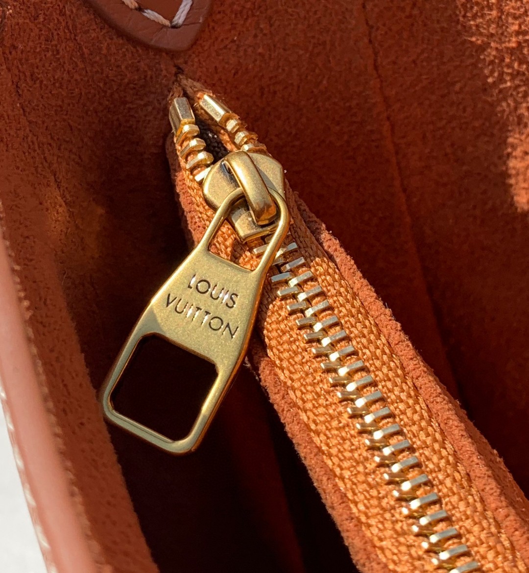 🌼 m24885尺寸26 x 18 x 7cmLV最新上架Low Key 腋下包，香港渠道出货！Low 