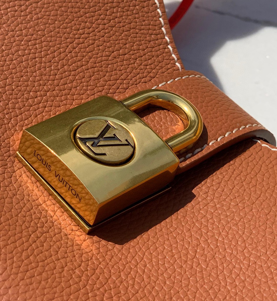 🌼 m24885尺寸26 x 18 x 7cmLV最新上架Low Key 腋下包，香港渠道出货！Low 