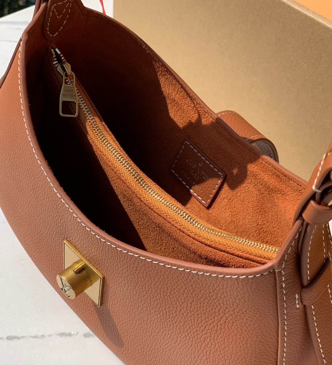 🌼 m24885尺寸26 x 18 x 7cmLV最新上架Low Key 腋下包，香港渠道出货！Low 