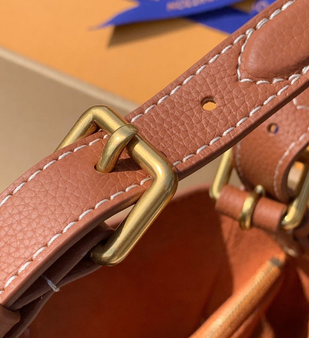 🌼 m24885尺寸26 x 18 x 7cmLV最新上架Low Key 腋下包，香港渠道出货！Low 