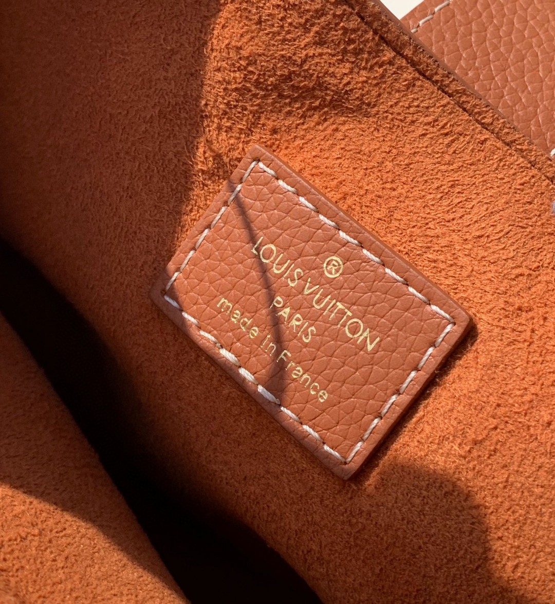 🌼 m24885尺寸26 x 18 x 7cmLV最新上架Low Key 腋下包，香港渠道出货！Low 