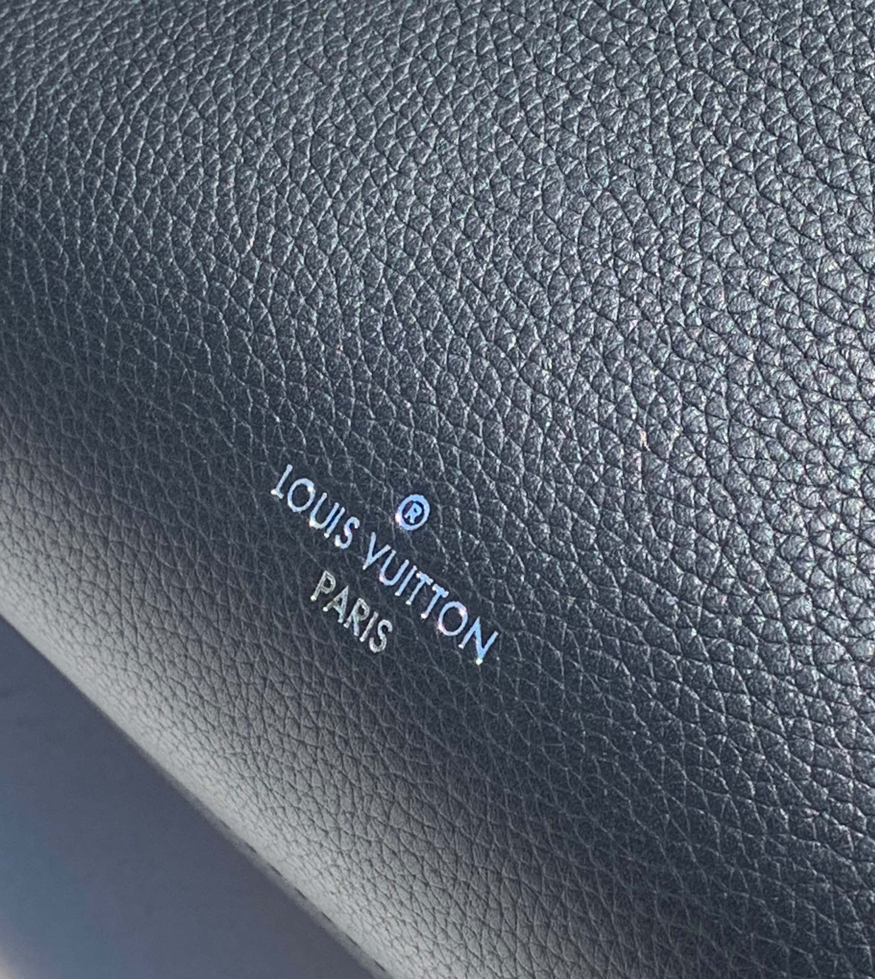 🌼 m25160尺寸：21x14x6cm2024春夏LV Side Trunk全皮软盒子系列，推出纯色粒