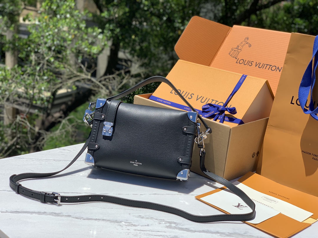 🌼 m25160尺寸：21x14x6cm2024春夏LV Side Trunk全皮软盒子系列，推出纯色粒