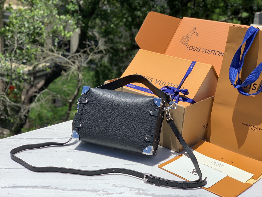 🌼 m25160尺寸：21x14x6cm2024春夏LV Side Trunk全皮软盒子系列，推出纯色粒
