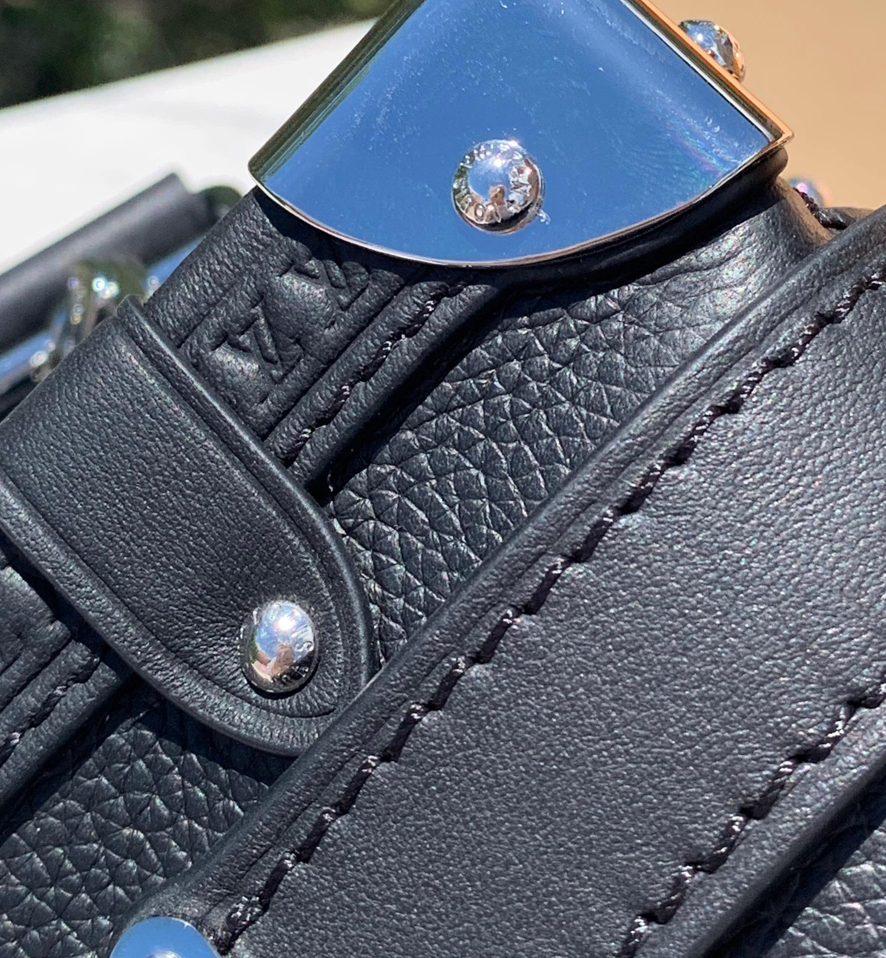 🌼 m25160尺寸：21x14x6cm2024春夏LV Side Trunk全皮软盒子系列，推出纯色粒