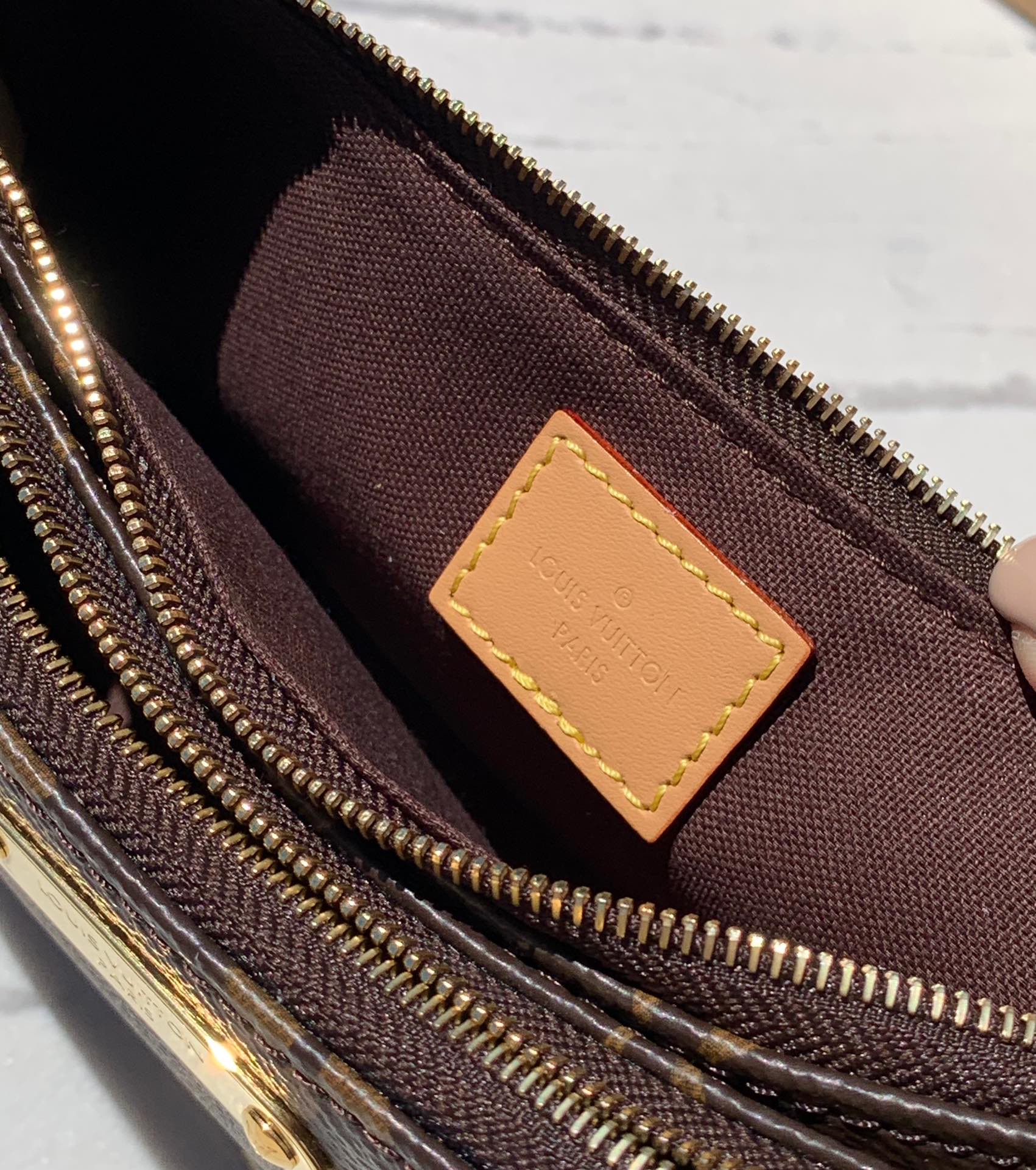 🌼 m83008尺寸：24.5 × 13 × 6.5cmLV新款老花Liv Pochette双拉链腋下包