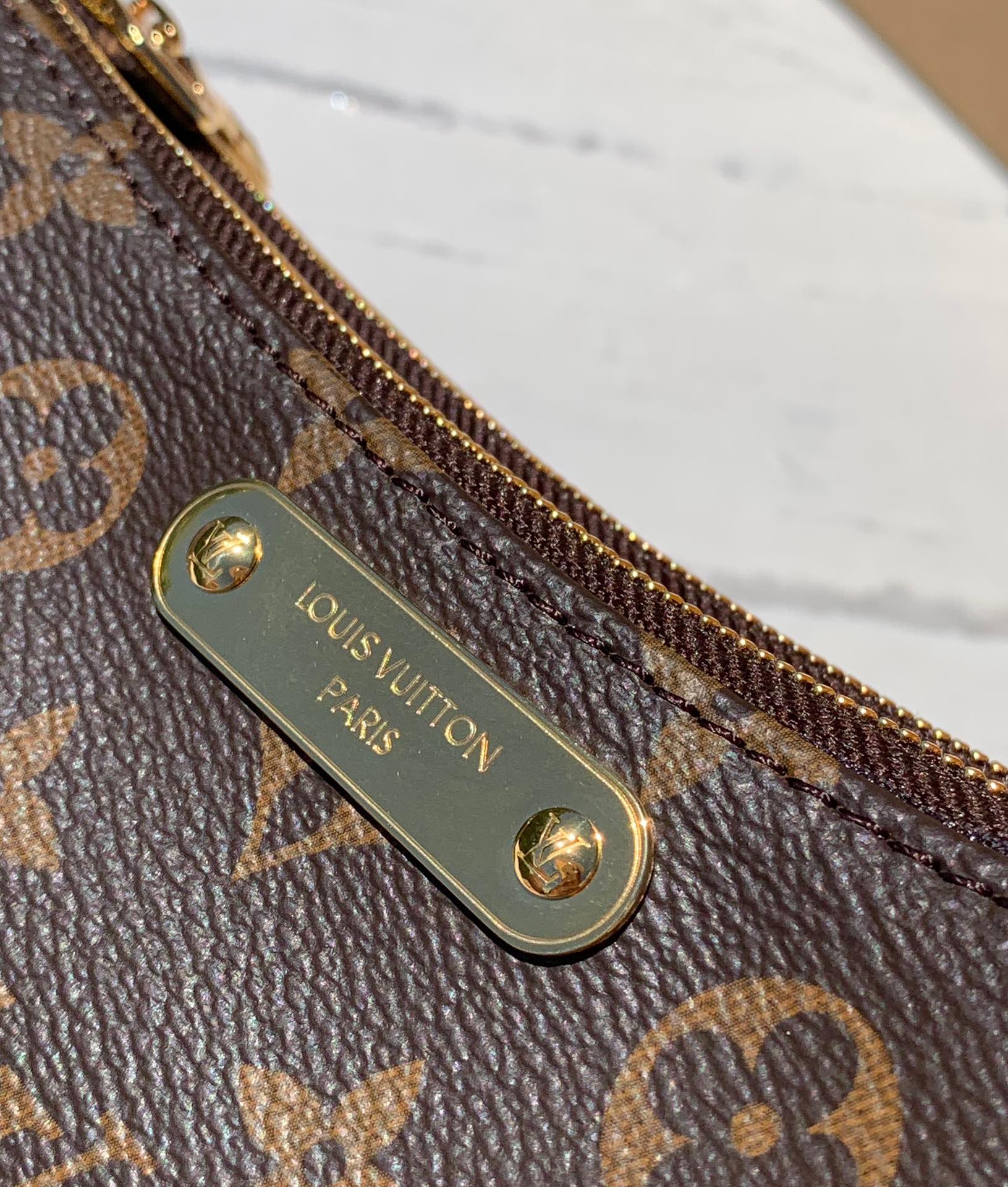 🌼 m83008尺寸：24.5 × 13 × 6.5cmLV新款老花Liv Pochette双拉链腋下包