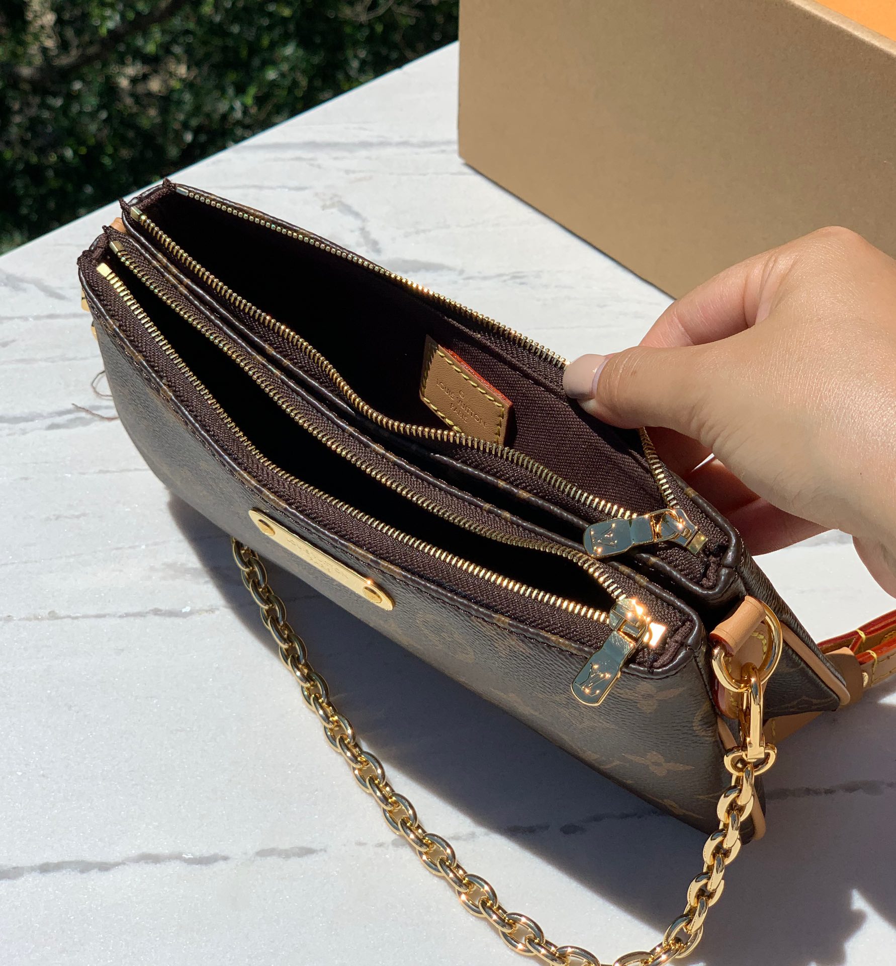 🌼 m83008尺寸：24.5 × 13 × 6.5cmLV新款老花Liv Pochette双拉链腋下包