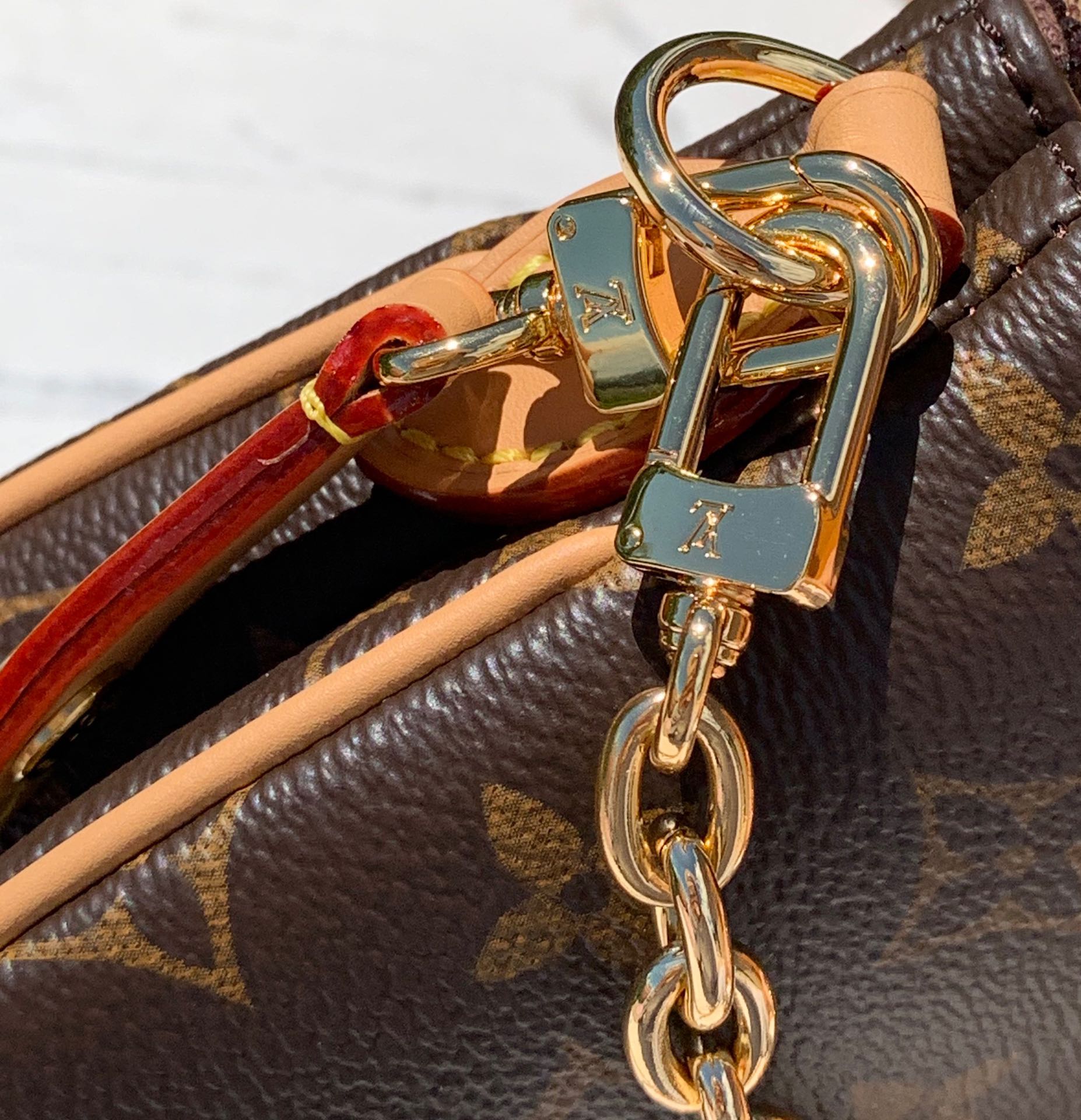 🌼 m83008尺寸：24.5 × 13 × 6.5cmLV新款老花Liv Pochette双拉链腋下包