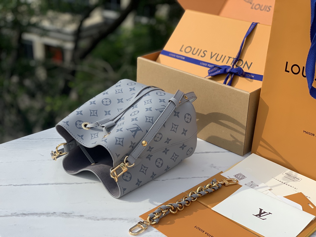 非市场普通货 进口皮料半钢五金m12749尺寸：20×20×13cm【变码芯片】LV2024新款鲨鱼灰N