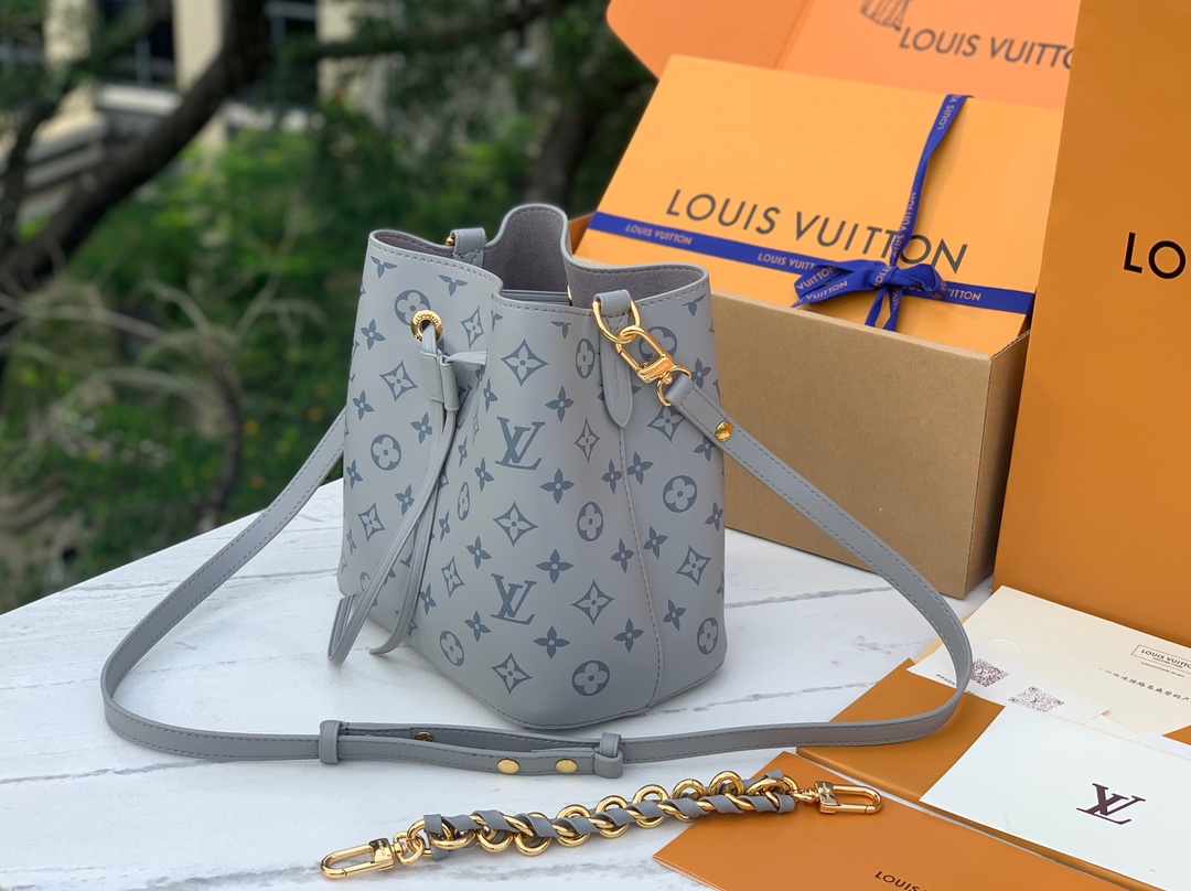 非市场普通货 进口皮料半钢五金m12749尺寸：20×20×13cm【变码芯片】LV2024新款鲨鱼灰N