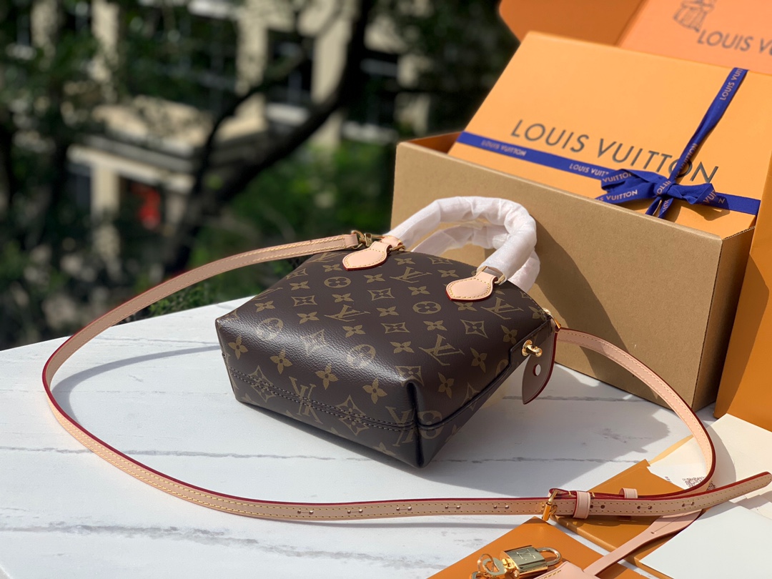 🌼m12019尺寸：15×19×7cm LV Lockit BB贝壳包，香港渠道出货，可香港直新款邮！ 