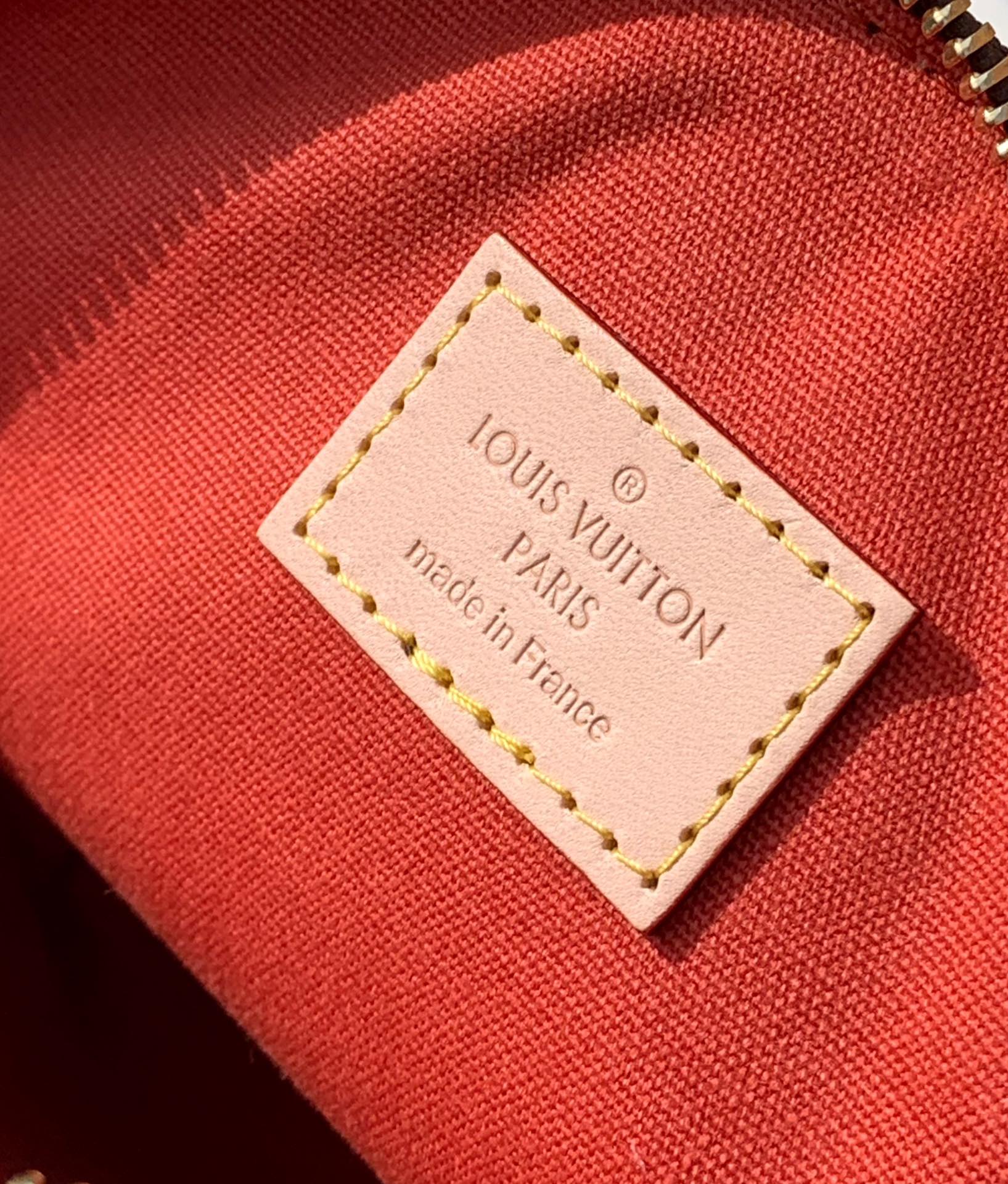 🌼m12019尺寸：15×19×7cm LV Lockit BB贝壳包，香港渠道出货，可香港直新款邮！ 