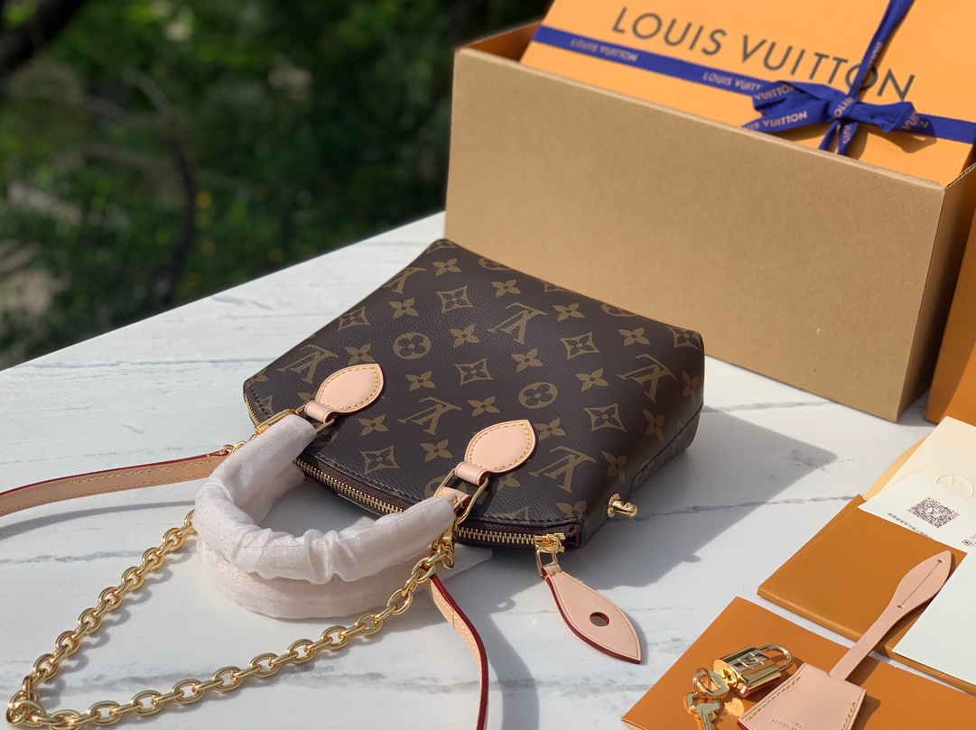 🌼m12019尺寸：15×19×7cm LV Lockit BB贝壳包，香港渠道出货，可香港直新款邮！ 