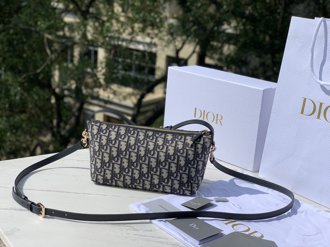 Tamaño: 22×13×9.5cm La última lonchera DIOR Nomad (con bandolera), ¡otra muy recomendable! Las loncheras se han vuelto …