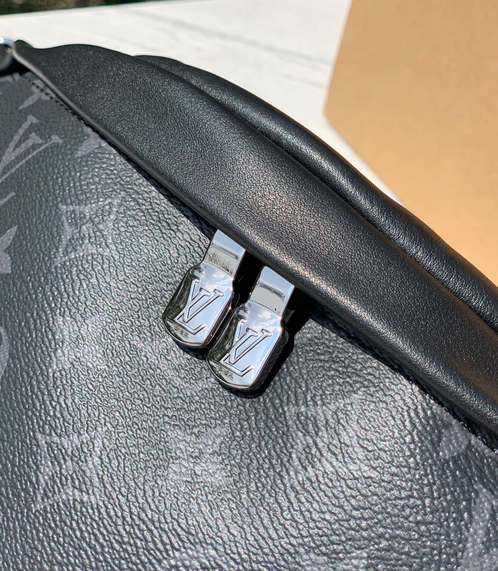 🌼m44336尺寸：47×20×9cm香港渠道货！LV DISCOVERY 黑武士腰包，专柜超难买，万年