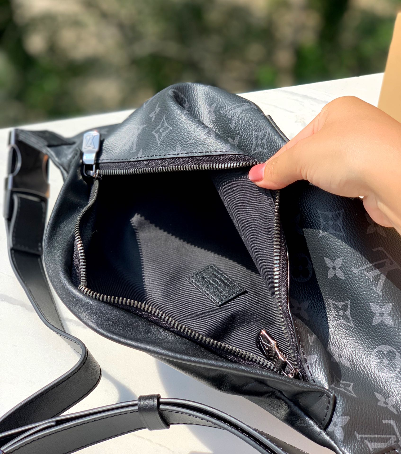 🌼m44336尺寸：47×20×9cm香港渠道货！LV DISCOVERY 黑武士腰包，专柜超难买，万年