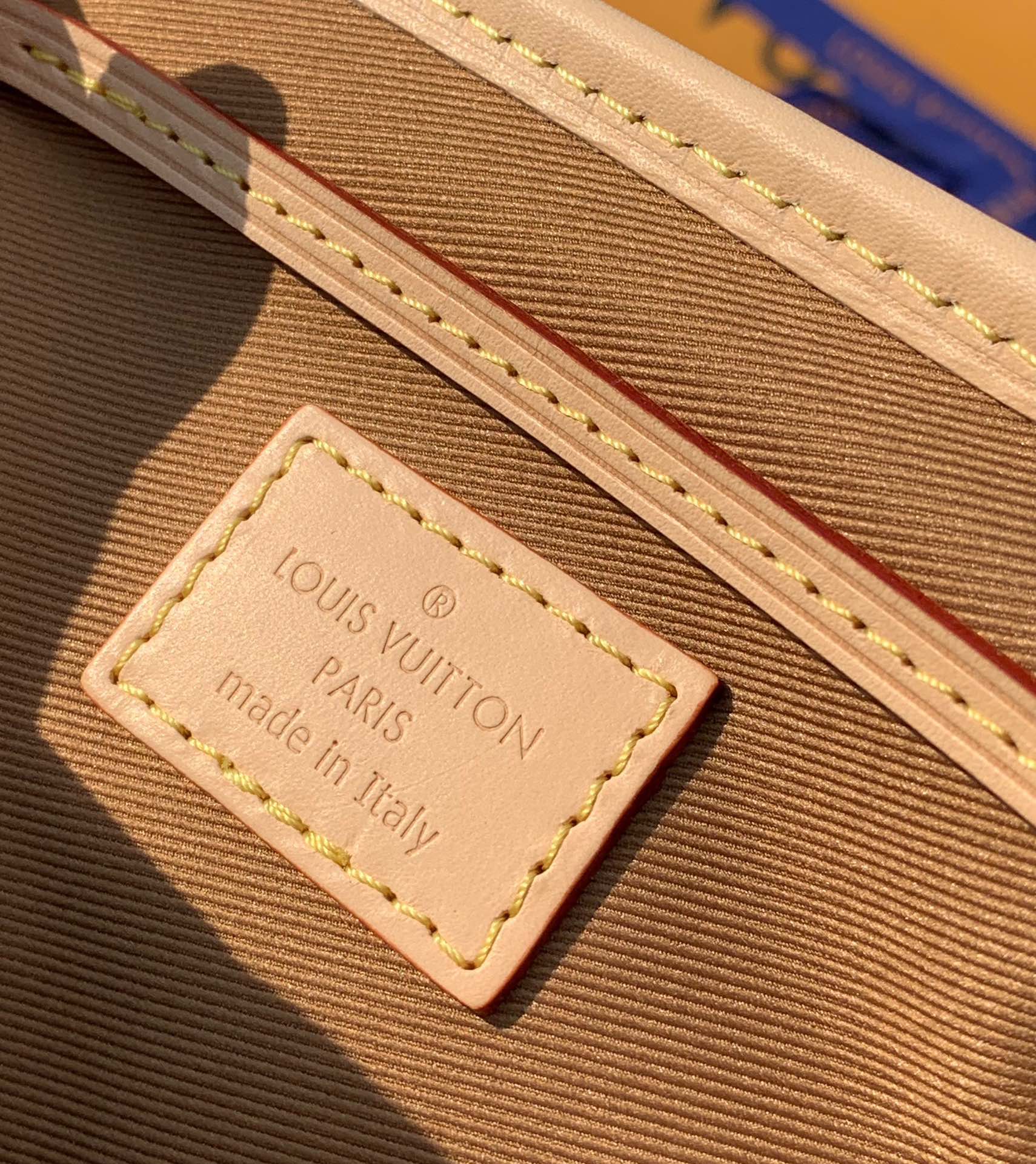 🌼m11198尺寸:28x30x18cmLV Montsouris小号双肩包，【动态芯片版】香港渠道出货