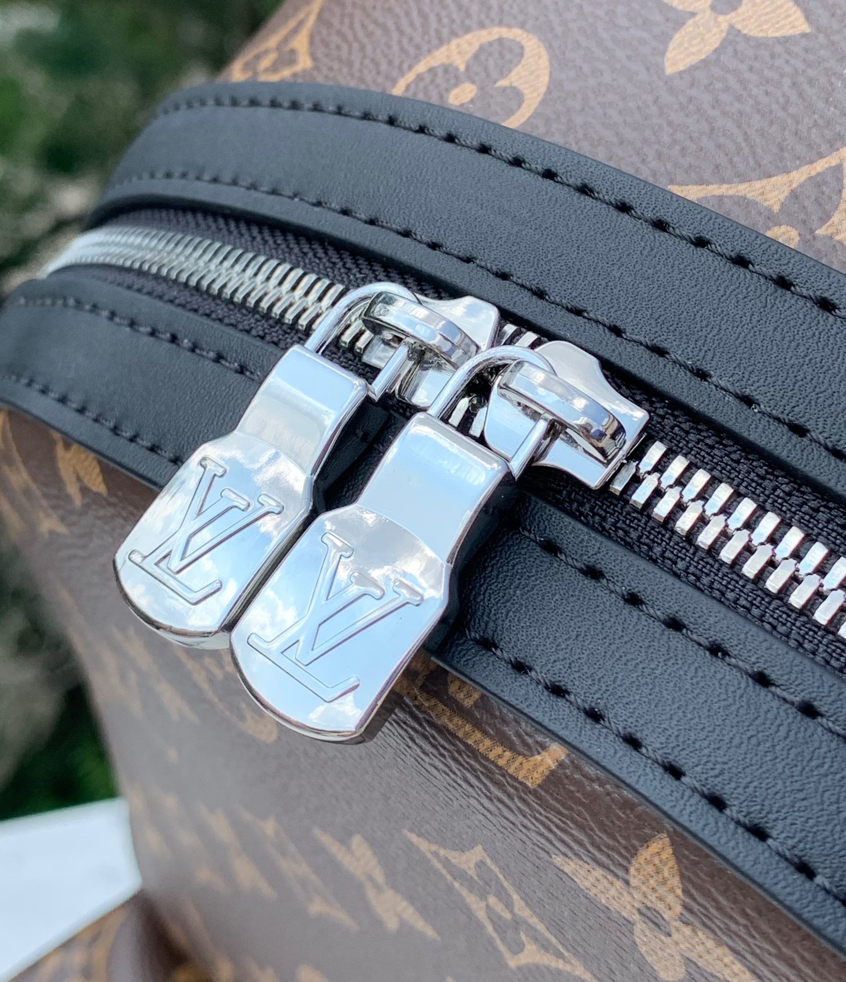 非市场普通货 进口皮料半钢五金m46684尺寸：29x38x20cmLV Discovery 小号老花双