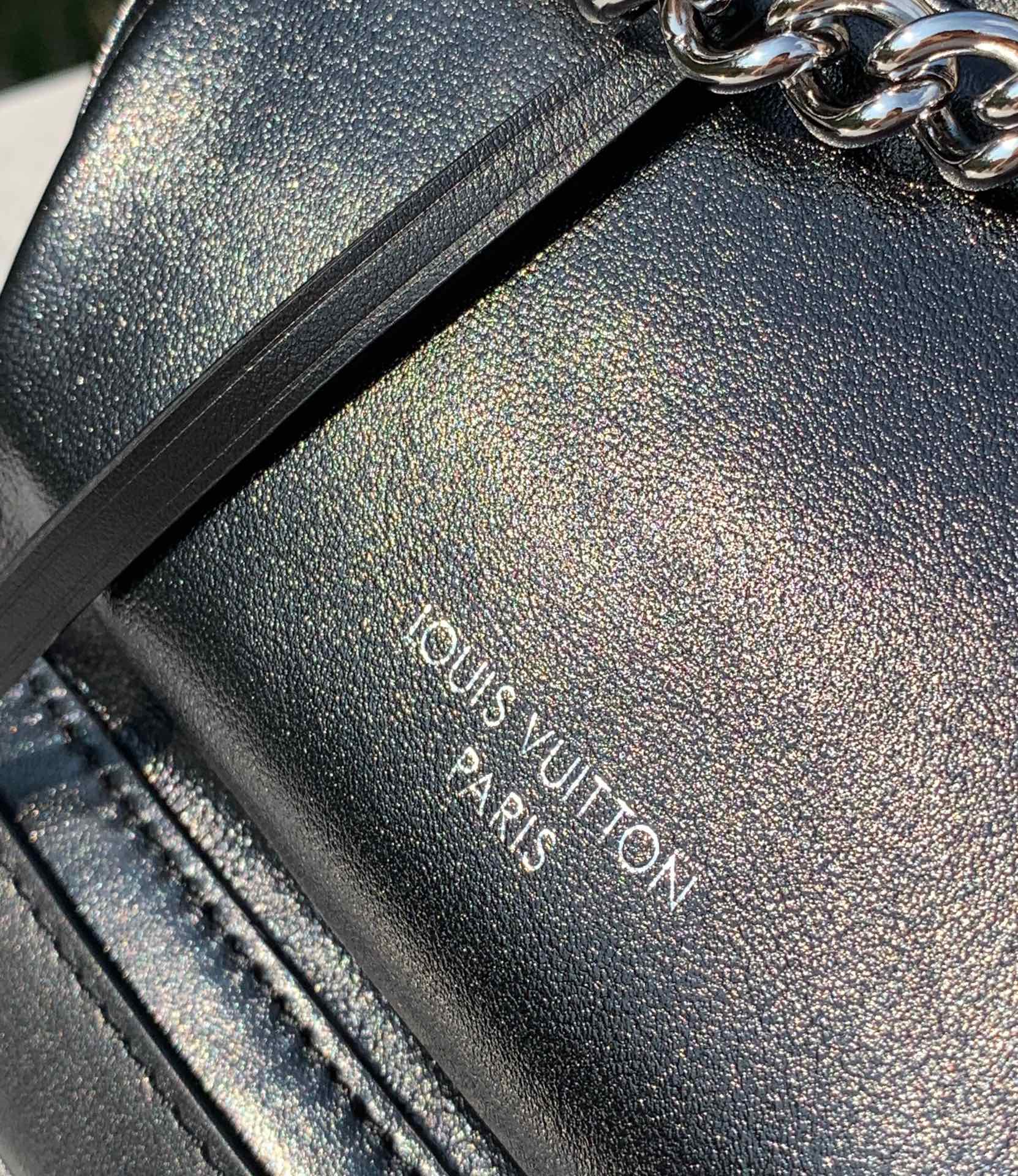 非市场普通货 进口皮料半钢五金m12587尺寸:28x30x18cm2024冬季推出，香港渠道，可直邮，