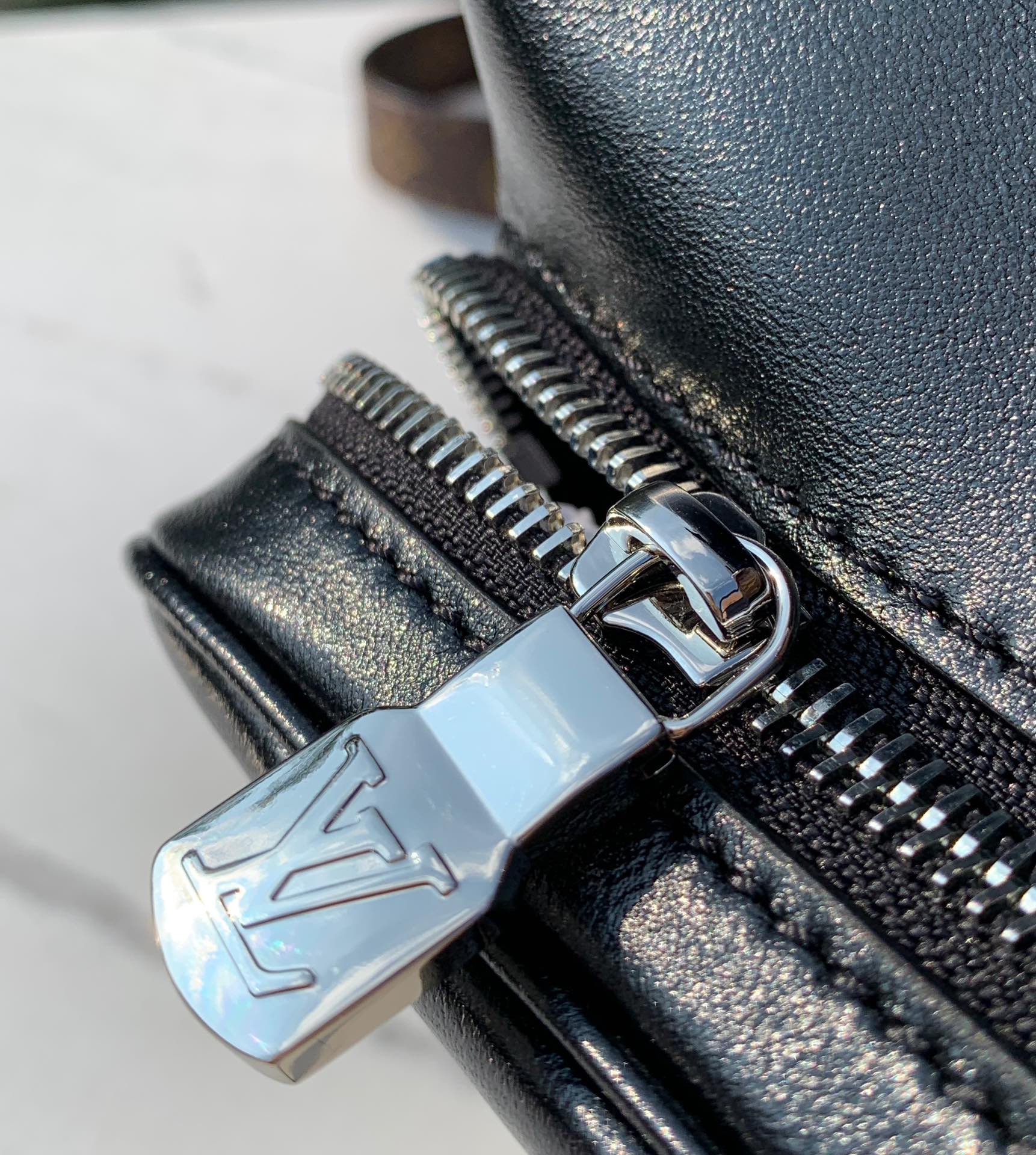 非市场普通货 进口皮料半钢五金m12587尺寸:28x30x18cm2024冬季推出，香港渠道，可直邮，