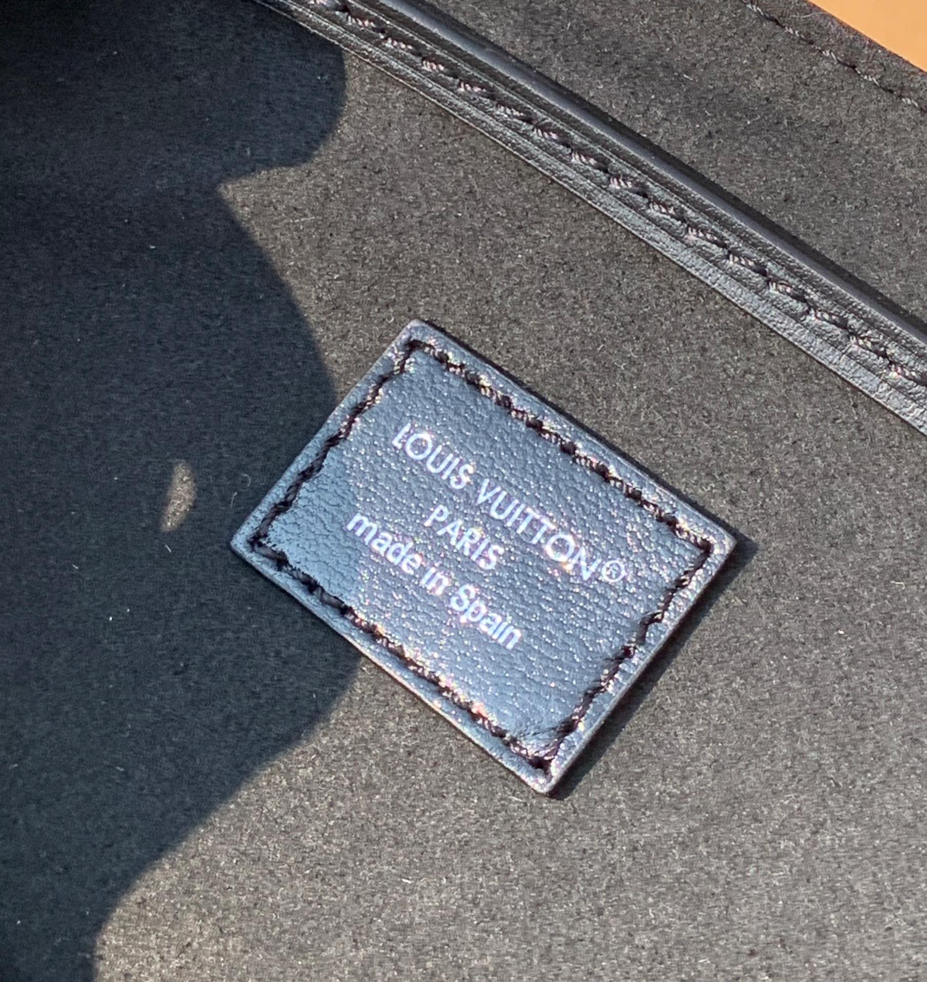 非市场普通货 进口皮料半钢五金m12587尺寸:28x30x18cm2024冬季推出，香港渠道，可直邮，