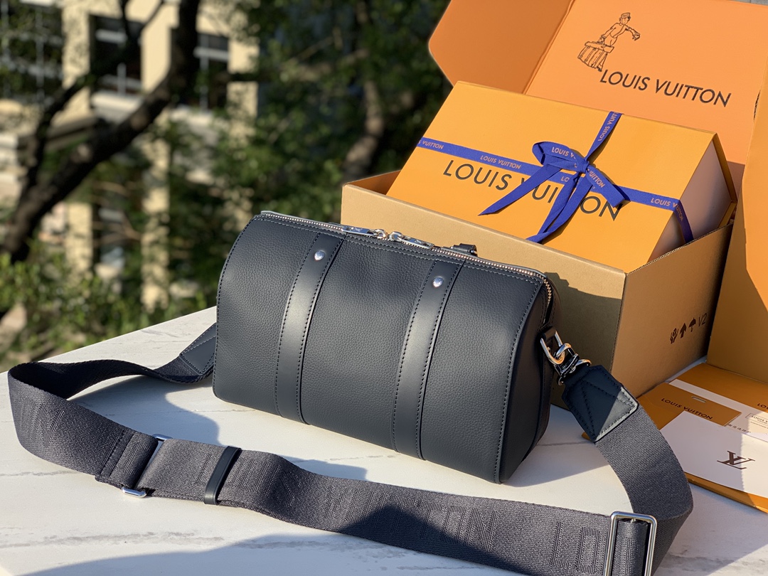 非市场普通货 进口皮料半钢五金 m59255尺寸：27× 17 x 13 cm新品上市， LV全皮深蓝色