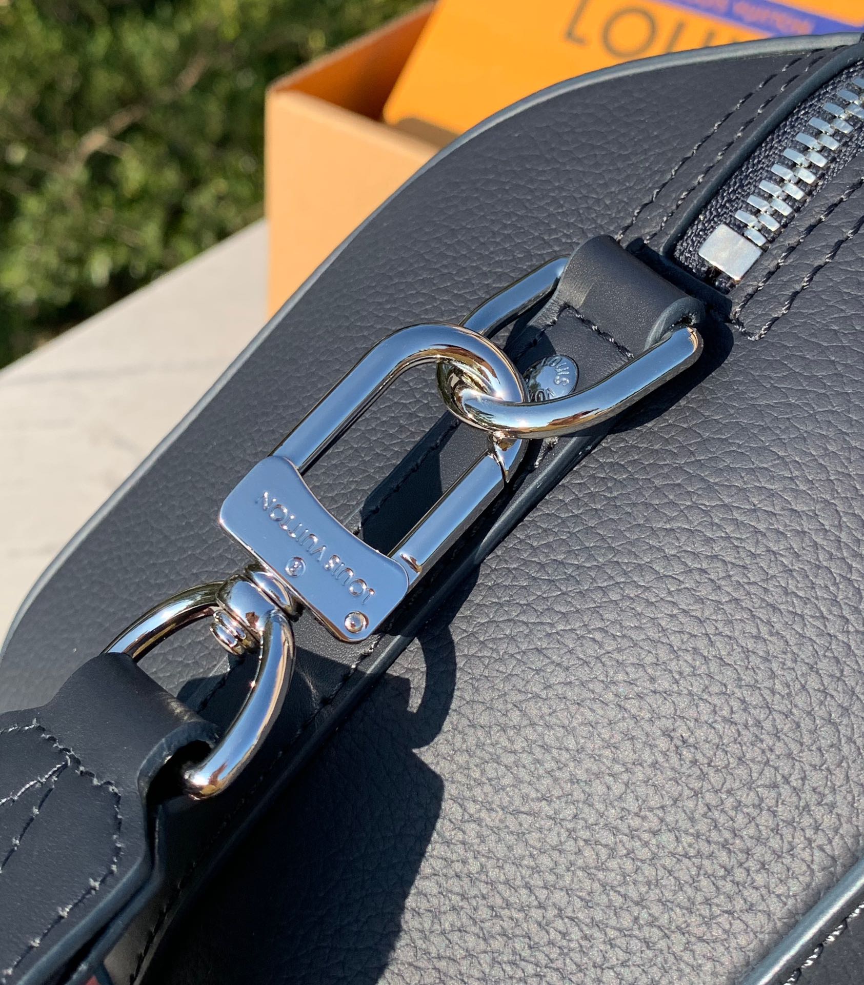 非市场普通货 进口皮料半钢五金 m59255尺寸：27× 17 x 13 cm新品上市， LV全皮深蓝色