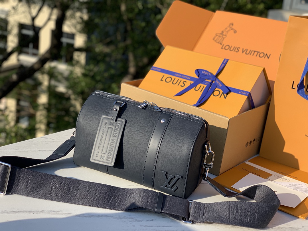 🌼 m59255尺寸：27× 17 x 13 cm新品上市， LV全皮深蓝色City Keepall枕头