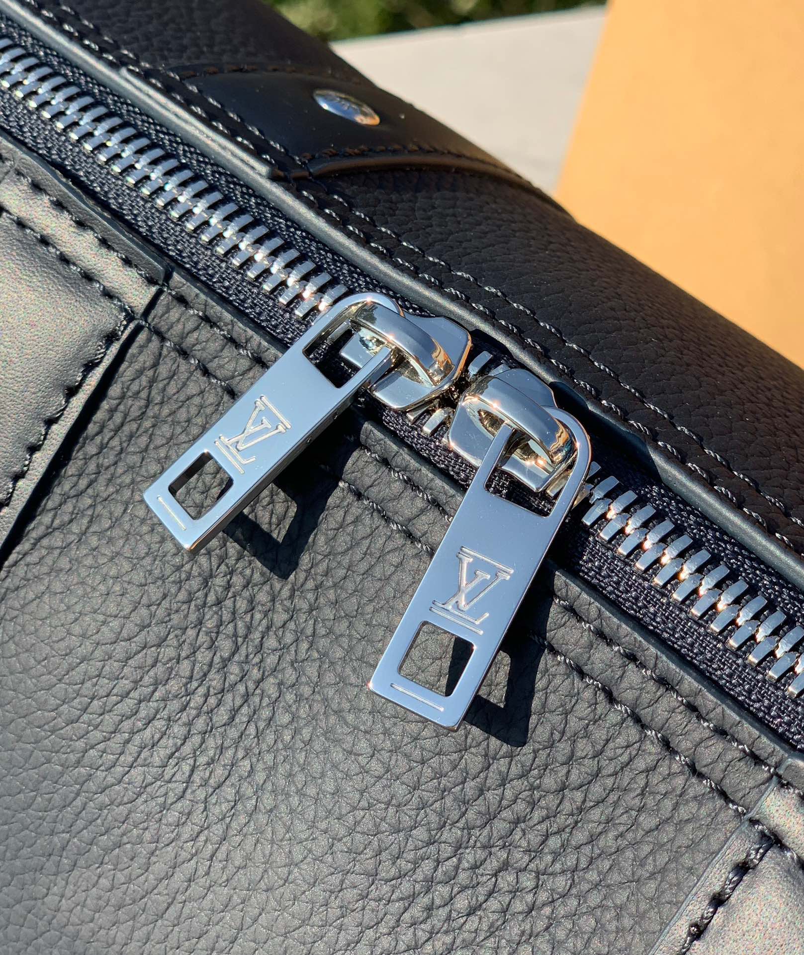 非市场普通货 进口皮料半钢五金 m59255尺寸：27× 17 x 13 cm新品上市， LV全皮深蓝色