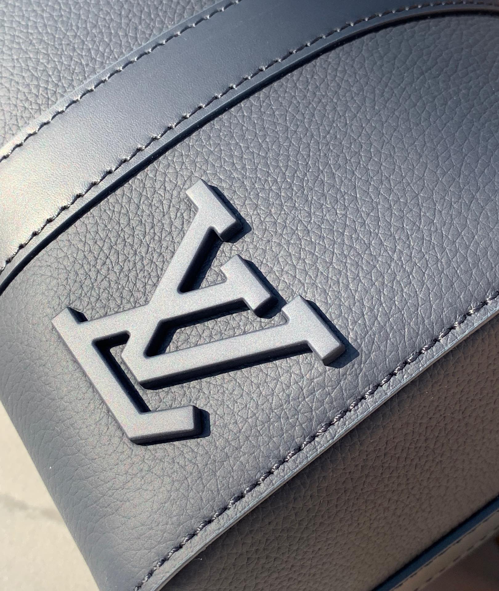 非市场普通货 进口皮料半钢五金 m59255尺寸：27× 17 x 13 cm新品上市， LV全皮深蓝色