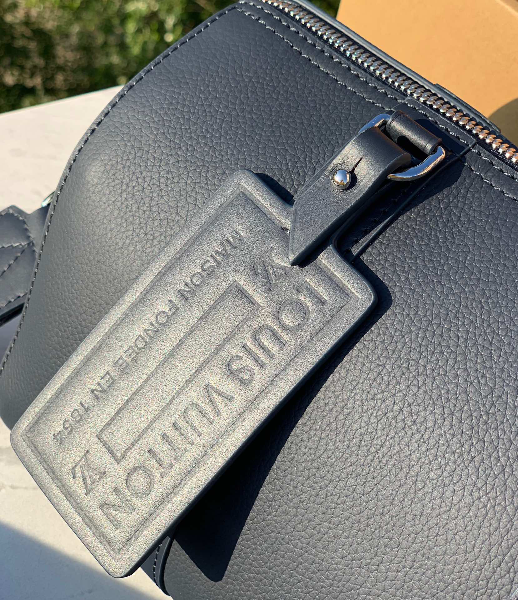 非市场普通货 进口皮料半钢五金 m59255尺寸：27× 17 x 13 cm新品上市， LV全皮深蓝色