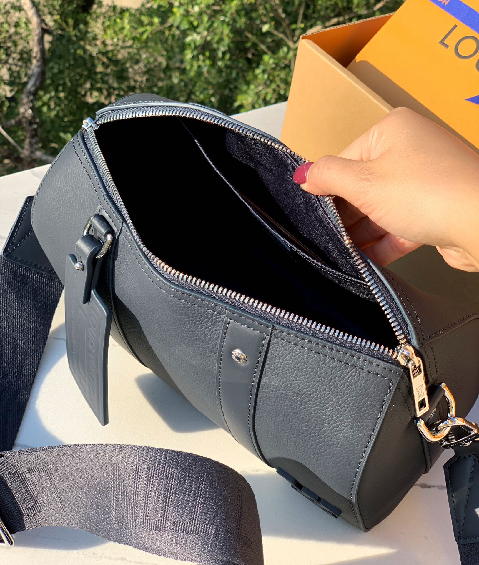 非市场普通货 进口皮料半钢五金 m59255尺寸：27× 17 x 13 cm新品上市， LV全皮深蓝色