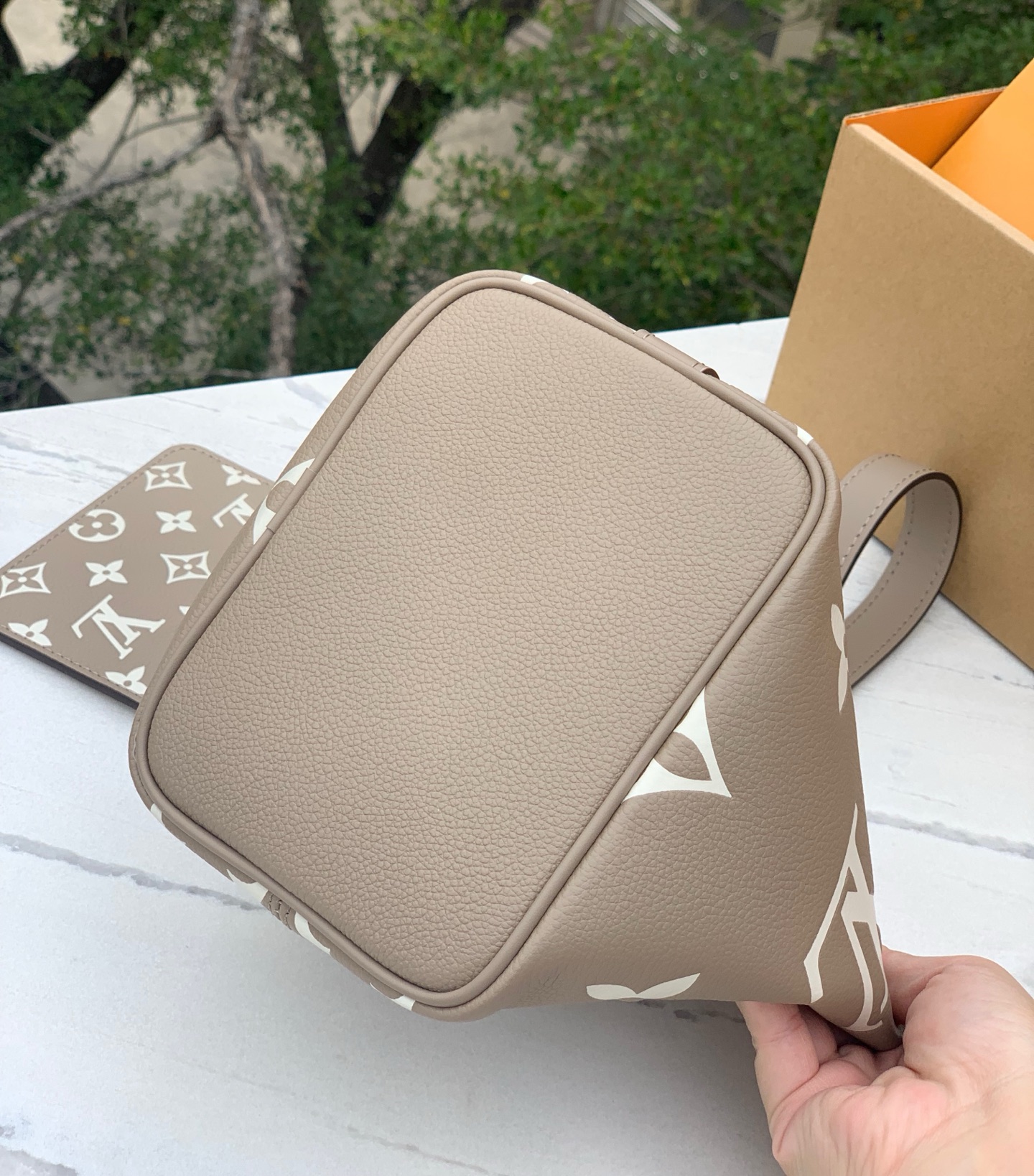 非市场普通货 进口皮料半钢五金 m13045尺寸：18×12×16cm爆款LV All In BB水桶包