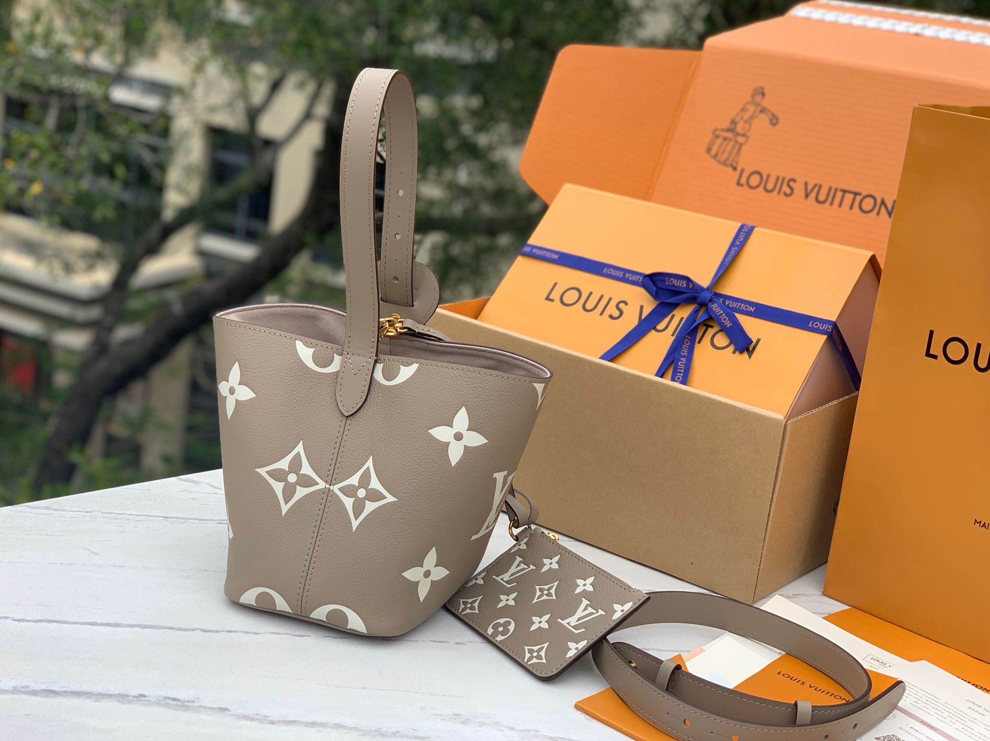 非市场普通货 进口皮料半钢五金 m13045尺寸：18×12×16cm爆款LV All In BB水桶包