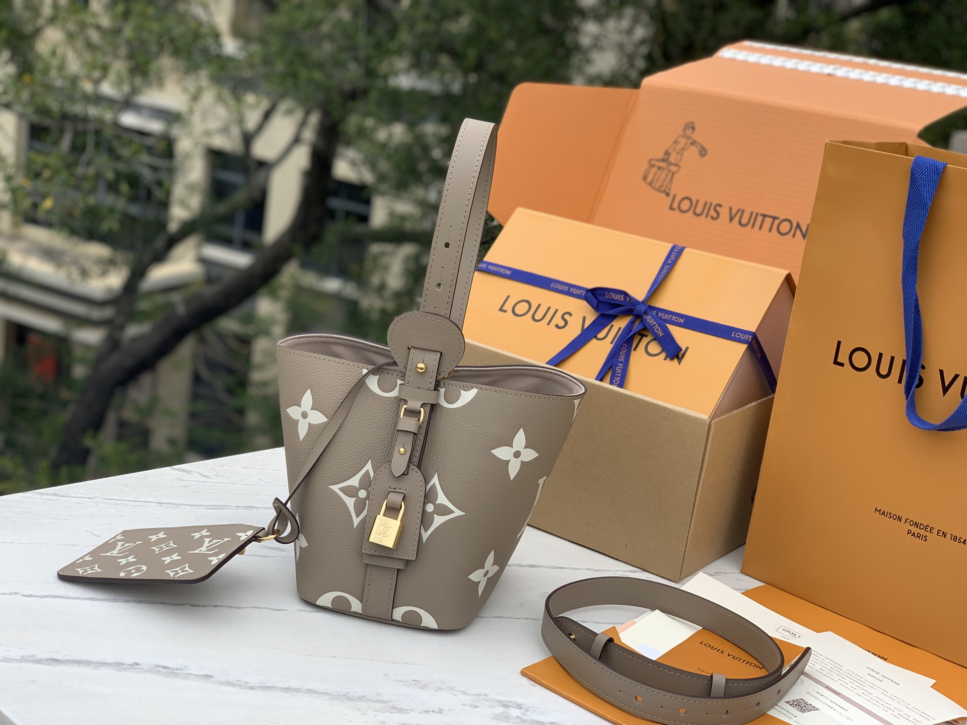 🌼 m13045尺寸：18×12×16cm爆款LV All In BB水桶包，姐妹们冲鸭！【大象灰】 香