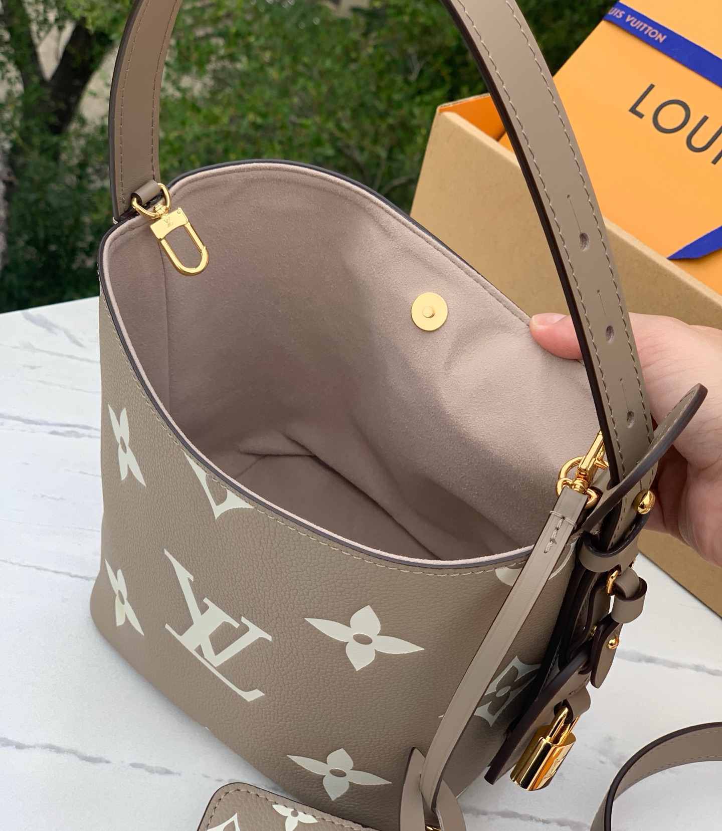 非市场普通货 进口皮料半钢五金 m13045尺寸：18×12×16cm爆款LV All In BB水桶包