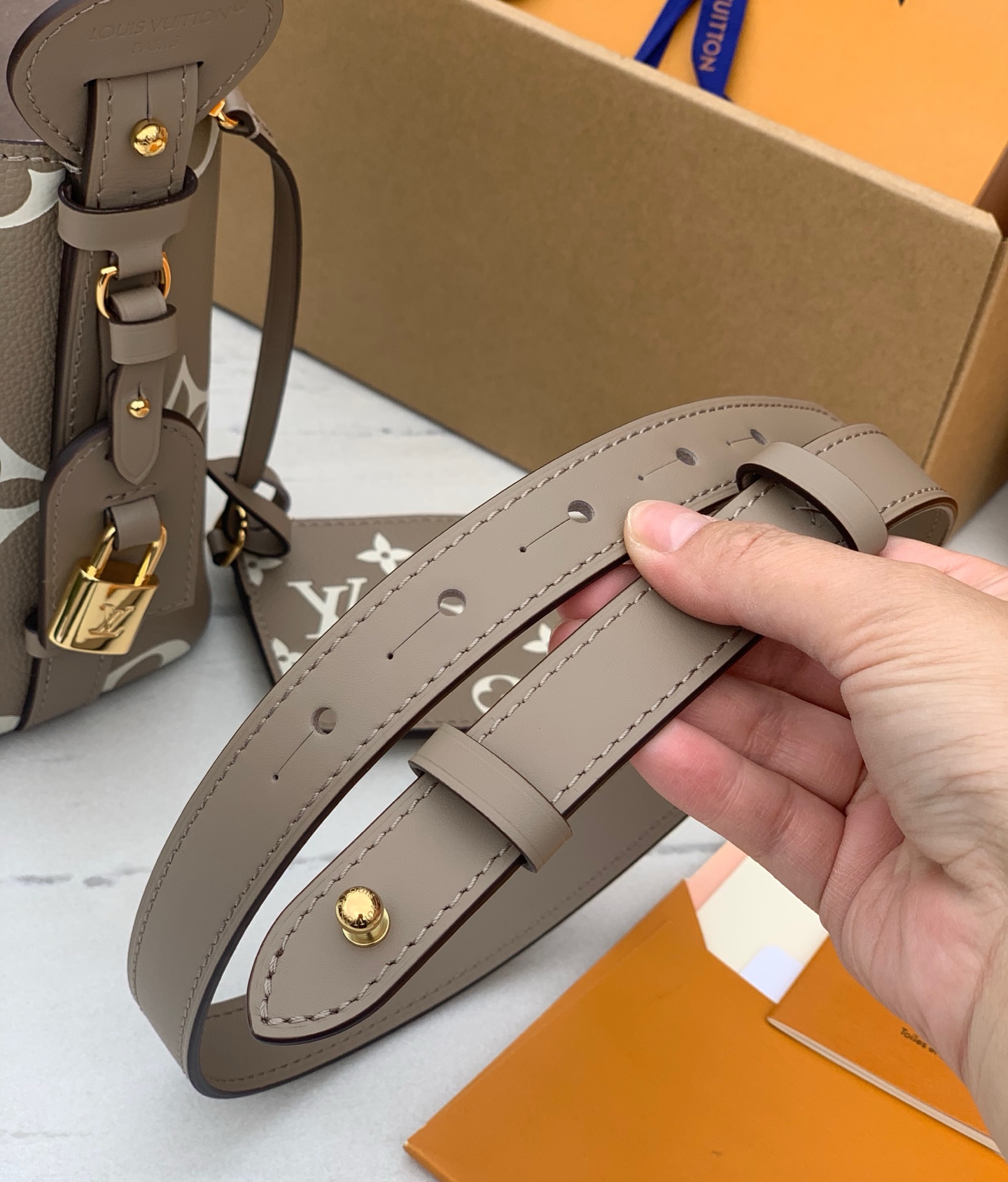 非市场普通货 进口皮料半钢五金 m13045尺寸：18×12×16cm爆款LV All In BB水桶包