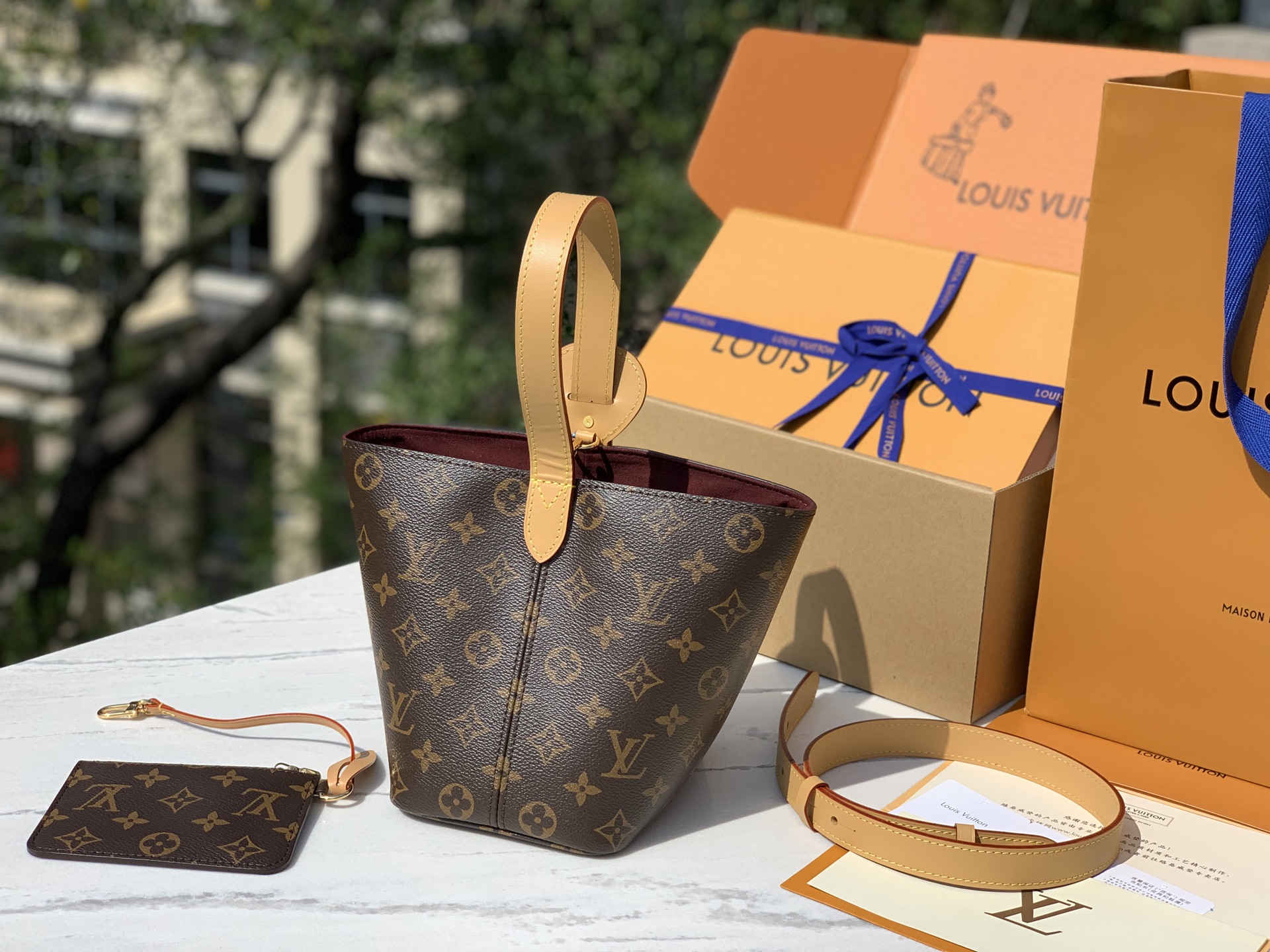 🌼 m12925尺寸：18 x 12 x 16cm2025年度黑马 LV ALL IN BB水桶包，经典