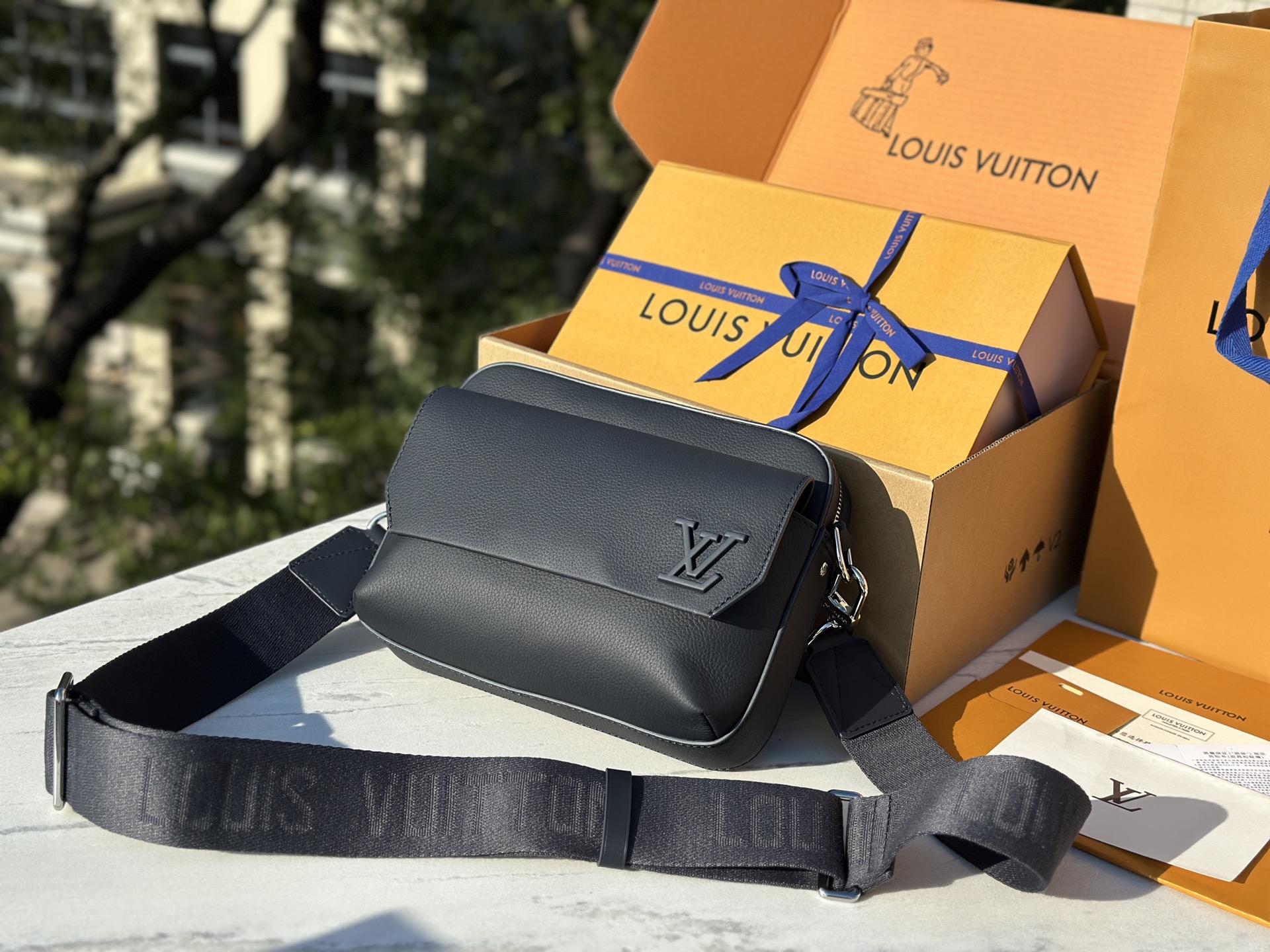 🌼 m22611尺寸：23.5 x 18 x 7cmLV FASTLINE 邮差包 ，新品海军蓝，采用荔