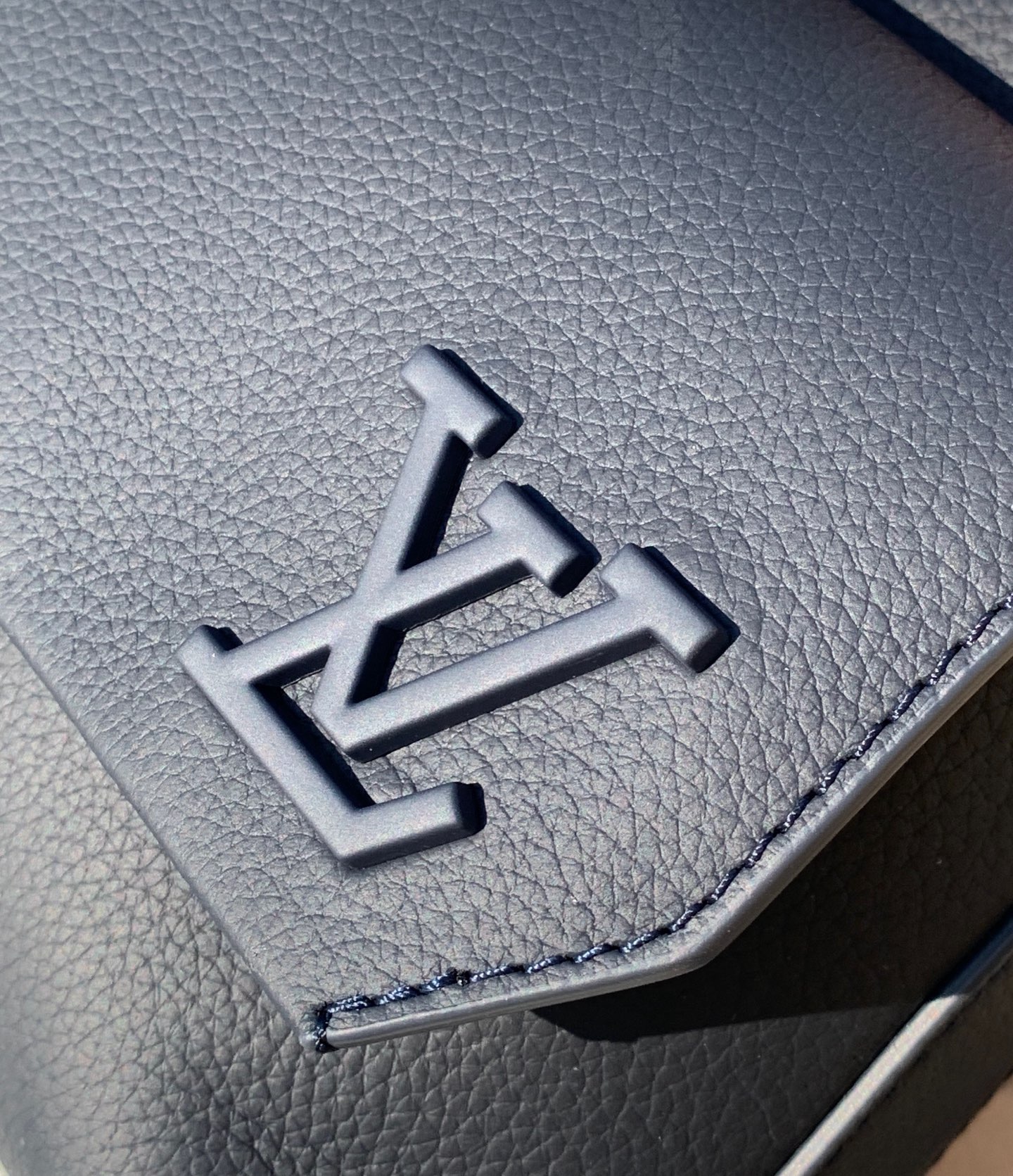 非市场普通货 进口皮料半钢五金 m22611尺寸：23.5 x 18 x 7cmLV FASTLINE 