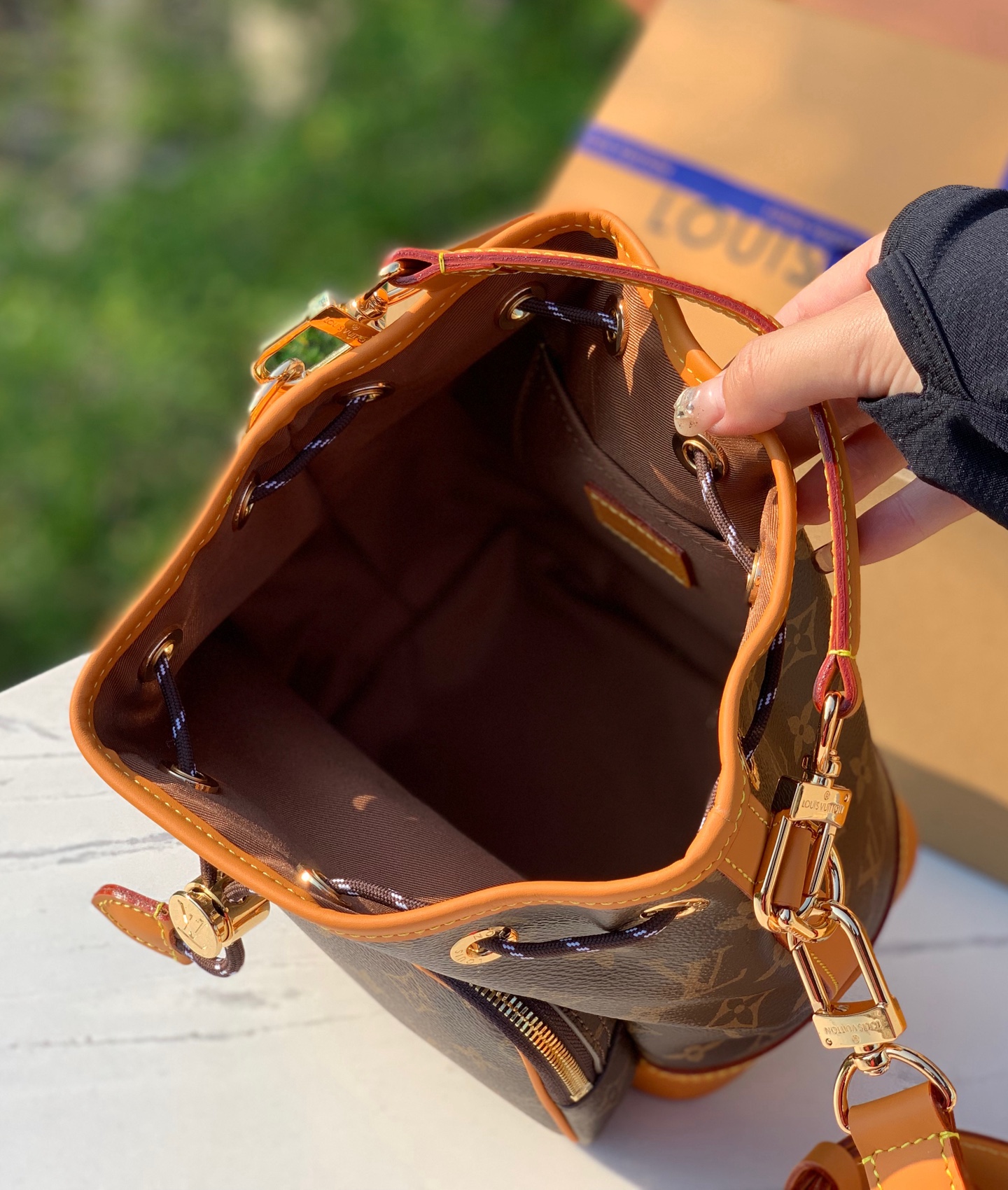 非市场普通货 进口皮料半钢五金 m14017尺寸：24×12×22cm2025新款LV经典水桶包升级版，