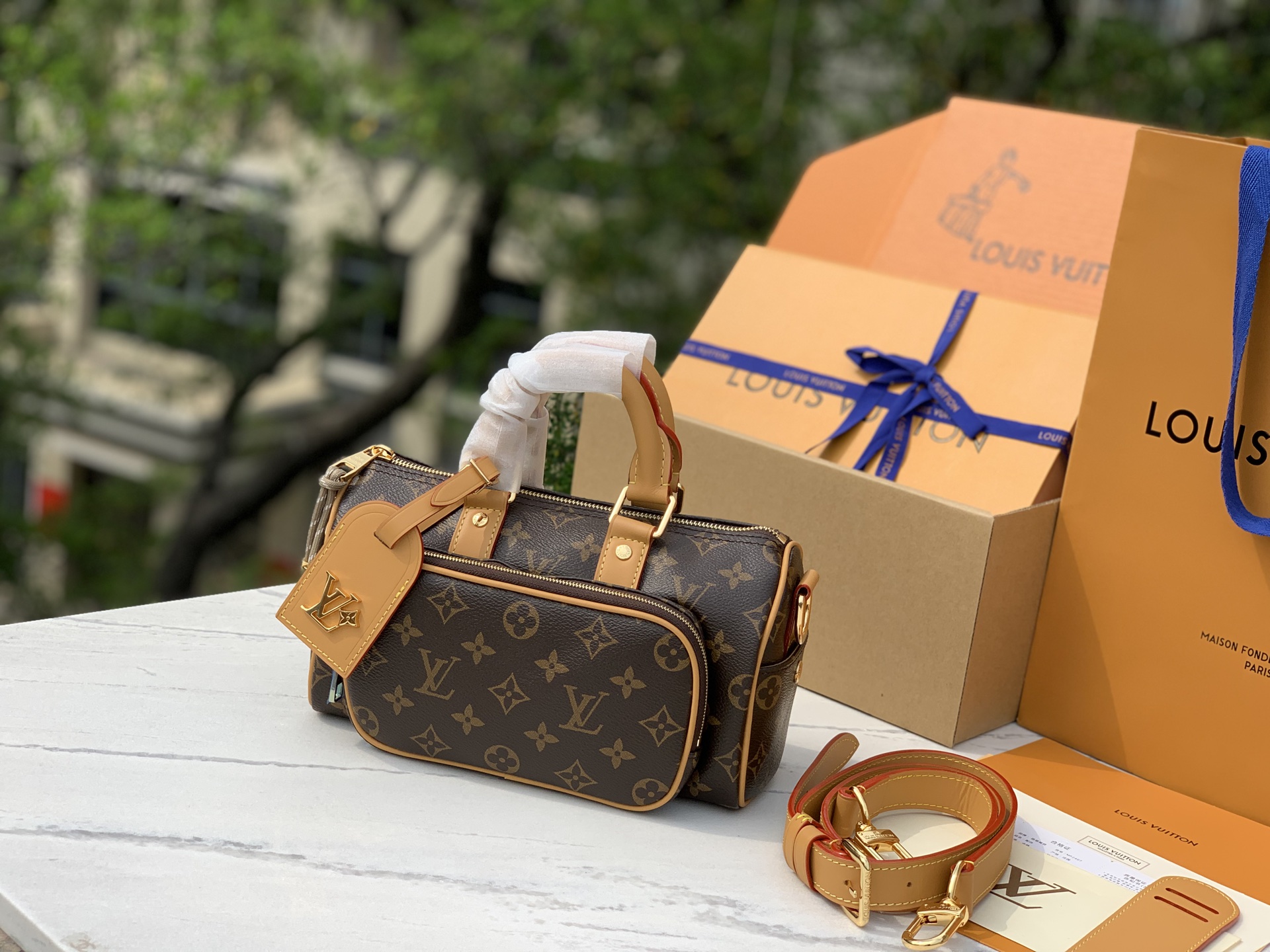 🌼 m14028尺寸:25×15×11cmLv新款Keepall Bandoulière 25枕头包，将