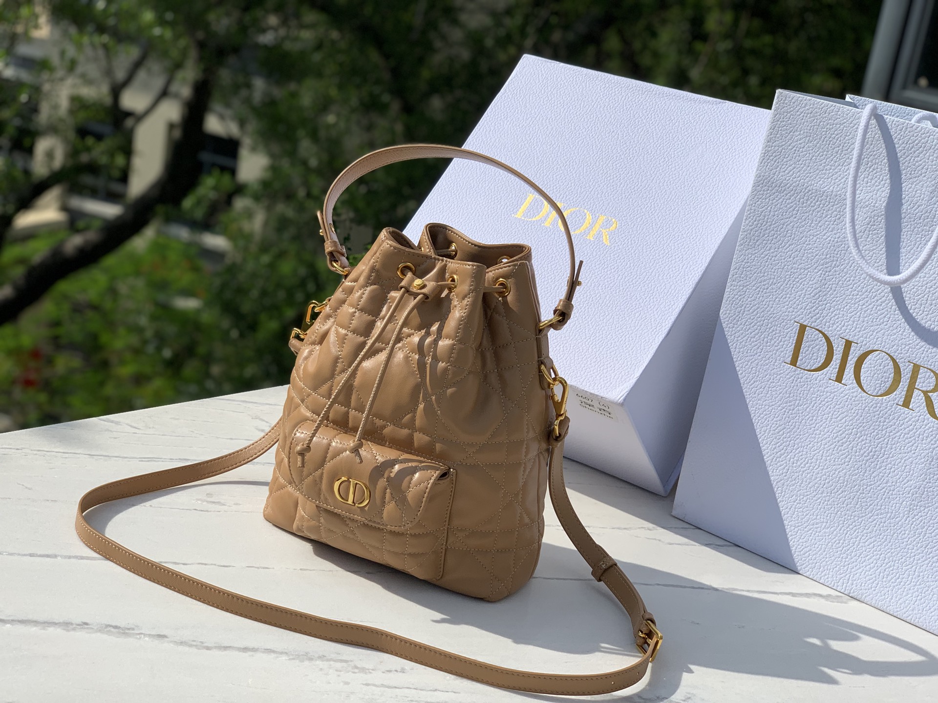Versión superior mejorada Tamaño: 20 × 24 × 9 cm ¡El nuevo favorito de la moda de otoño! ¡El mini bolso bombonera Dior …