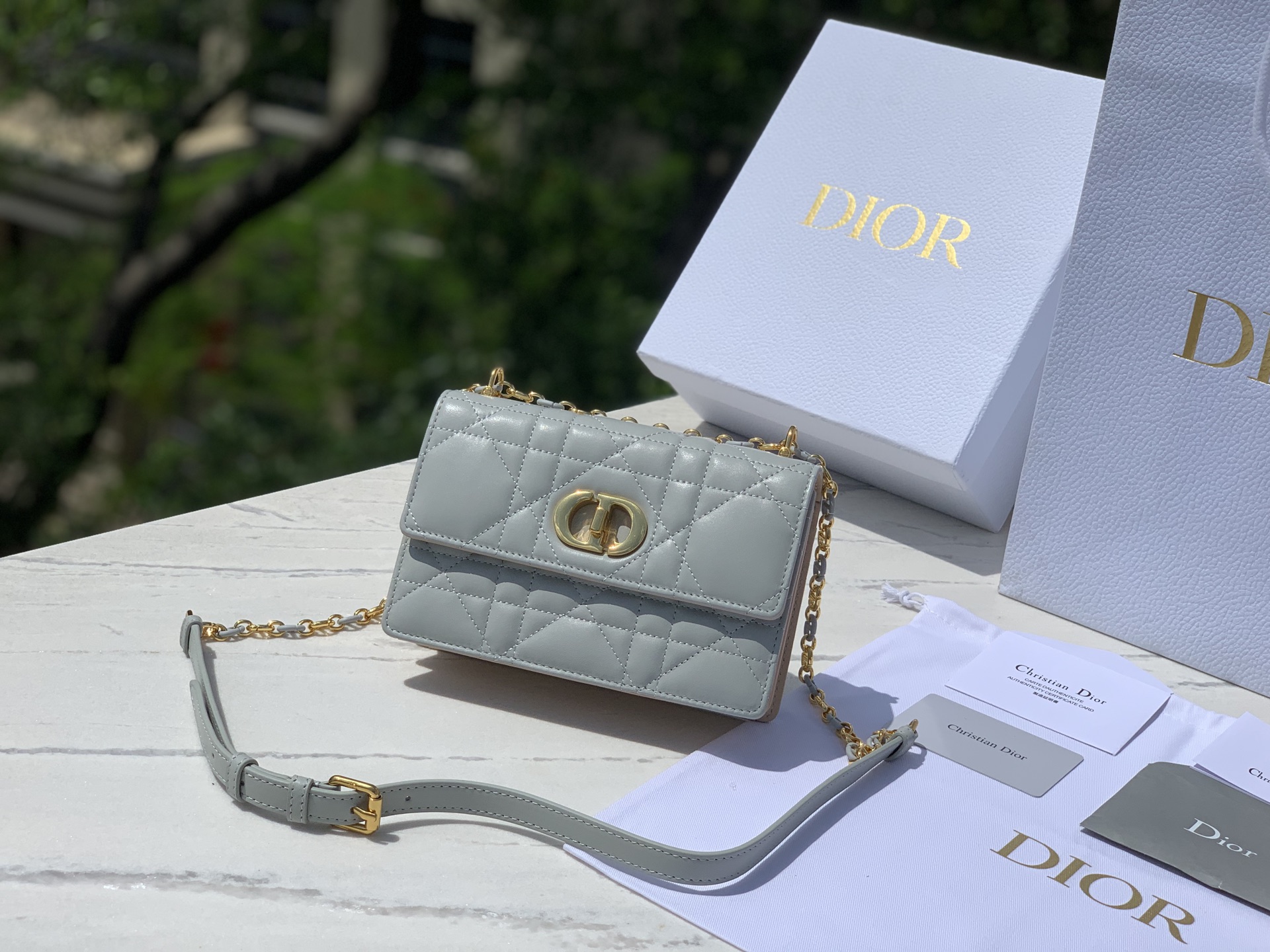 Versión superior mejorada Tamaño: 17,3 × 13 × 7,5 cm ¡El mini bolso con cadena Dior Miss Caro (azul neblina) realmente …