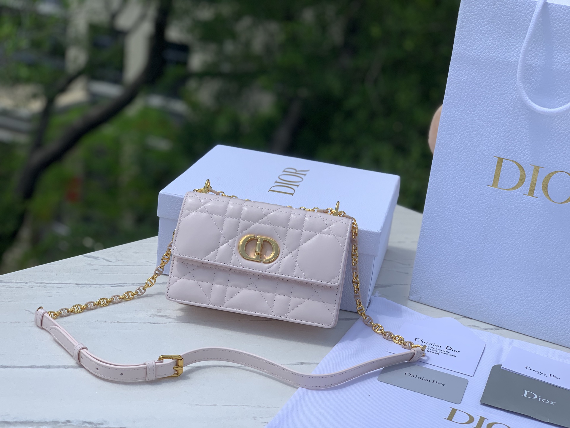 Versión superior mejorada Tamaño: 17,3 × 13 × 7,5 cm Mini bolso con cadena Dior Miss Caro, ¡realmente enriquece la seri…