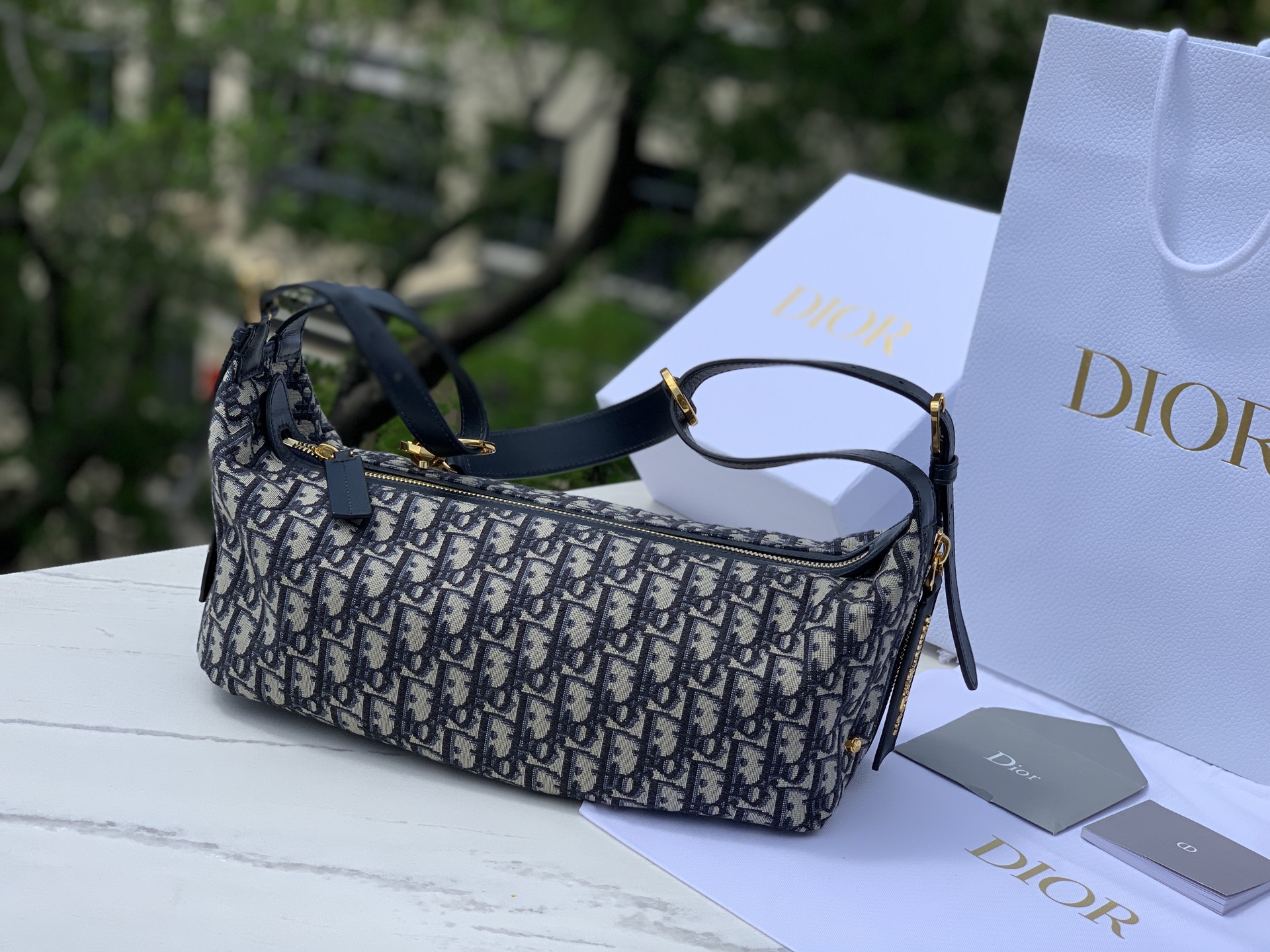 Versión superior mejorada Tamaño mediano: 33 × 16 × 15 cm El recién lanzado D-Journey de Dior es un nuevo estilo para e…