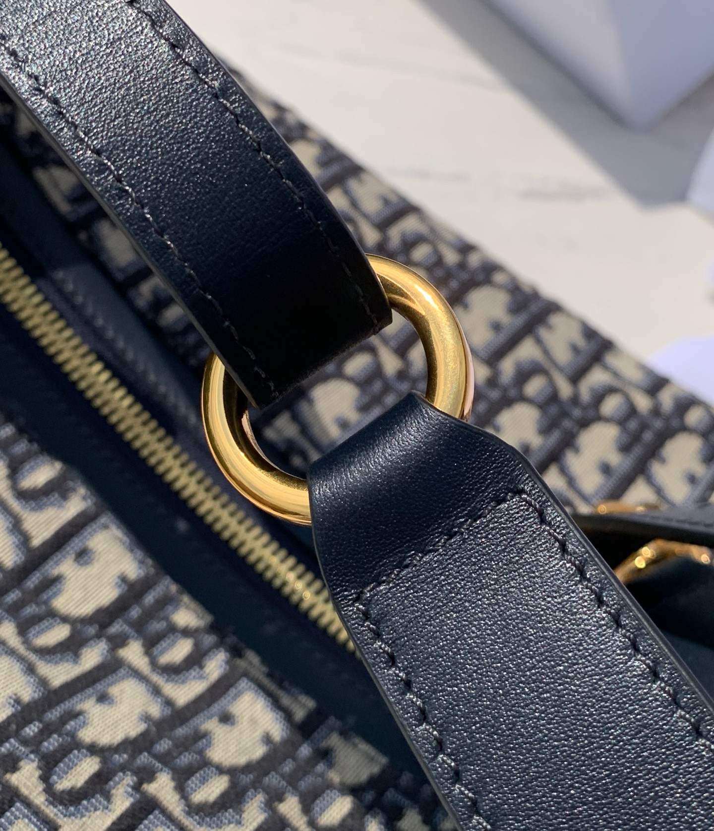 Detalles El tejido jacquard azul es la cristalización de una artesanía exquisita. Está cuidadosamente tejido con más de…
