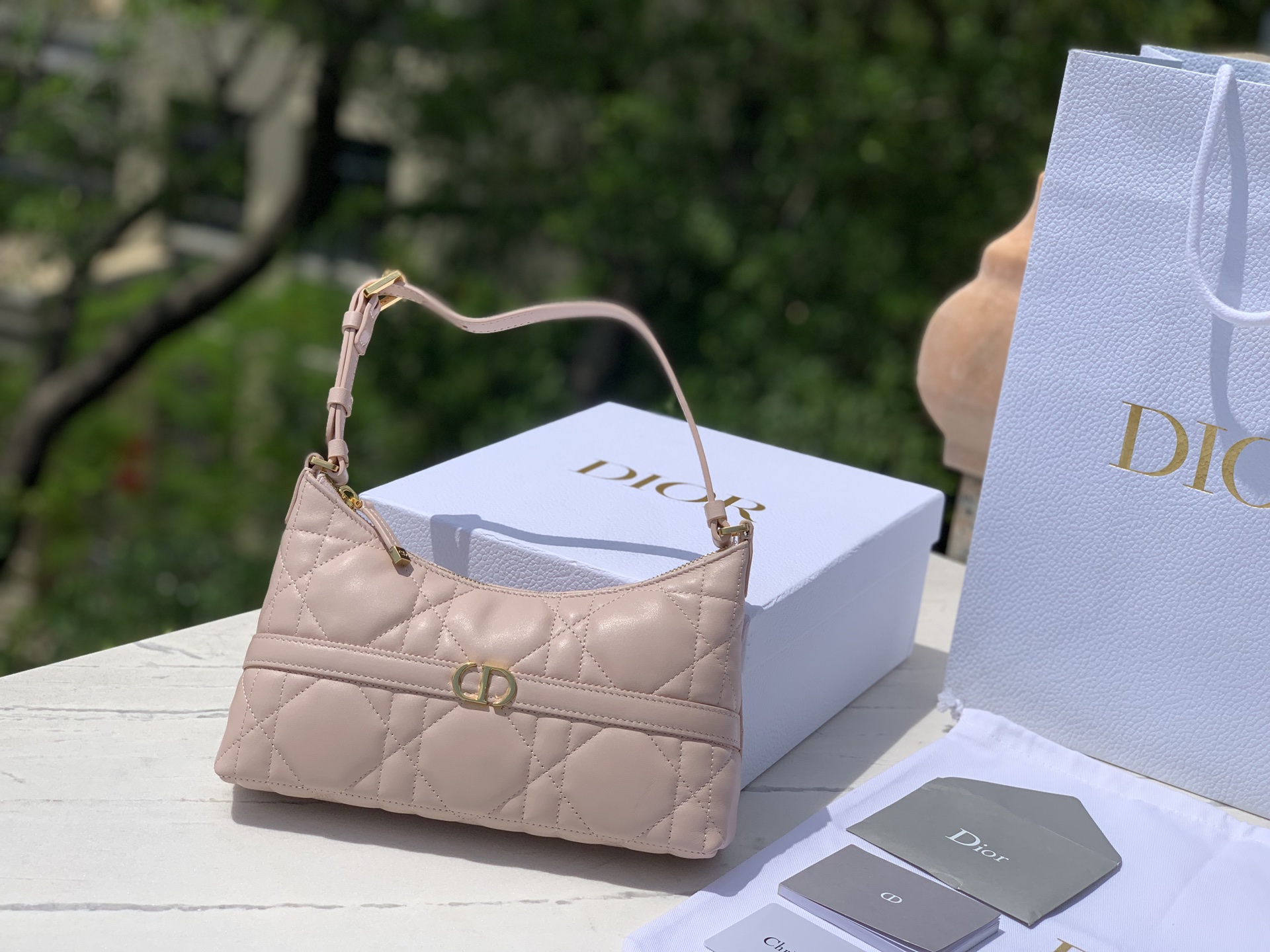 Versión superior mejorada, tamaño 23 × 13 × 6 cm Bolso Dior Miss Caro para axila, patrón cannage extragrande de piel de…