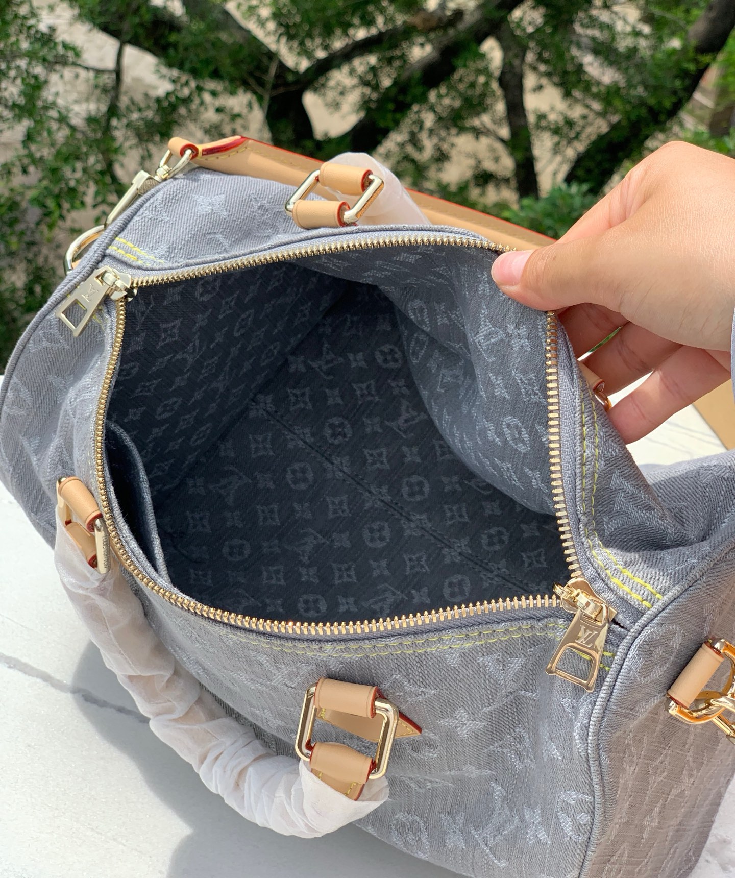 非市场普通货 进口皮料半钢五金 m13344尺寸:21×17×30cm一款独具魅力的手袋，LV灰色牛仔S